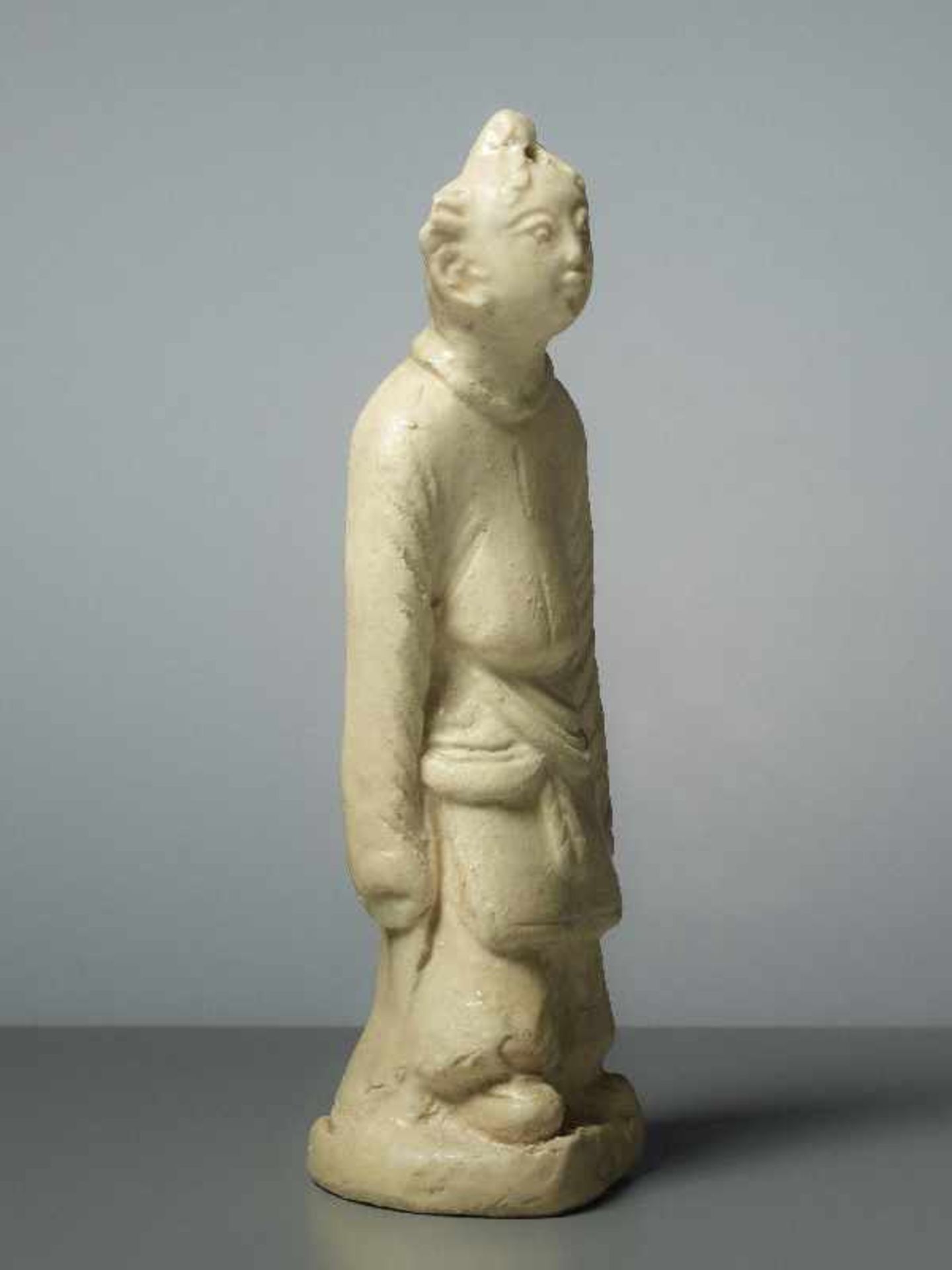 FIGUR EINES GLÜCKSKNABEN Glasierte Keramik. China, Song, ungefähr 12. Jh. Ein Knabe in - Image 4 of 5