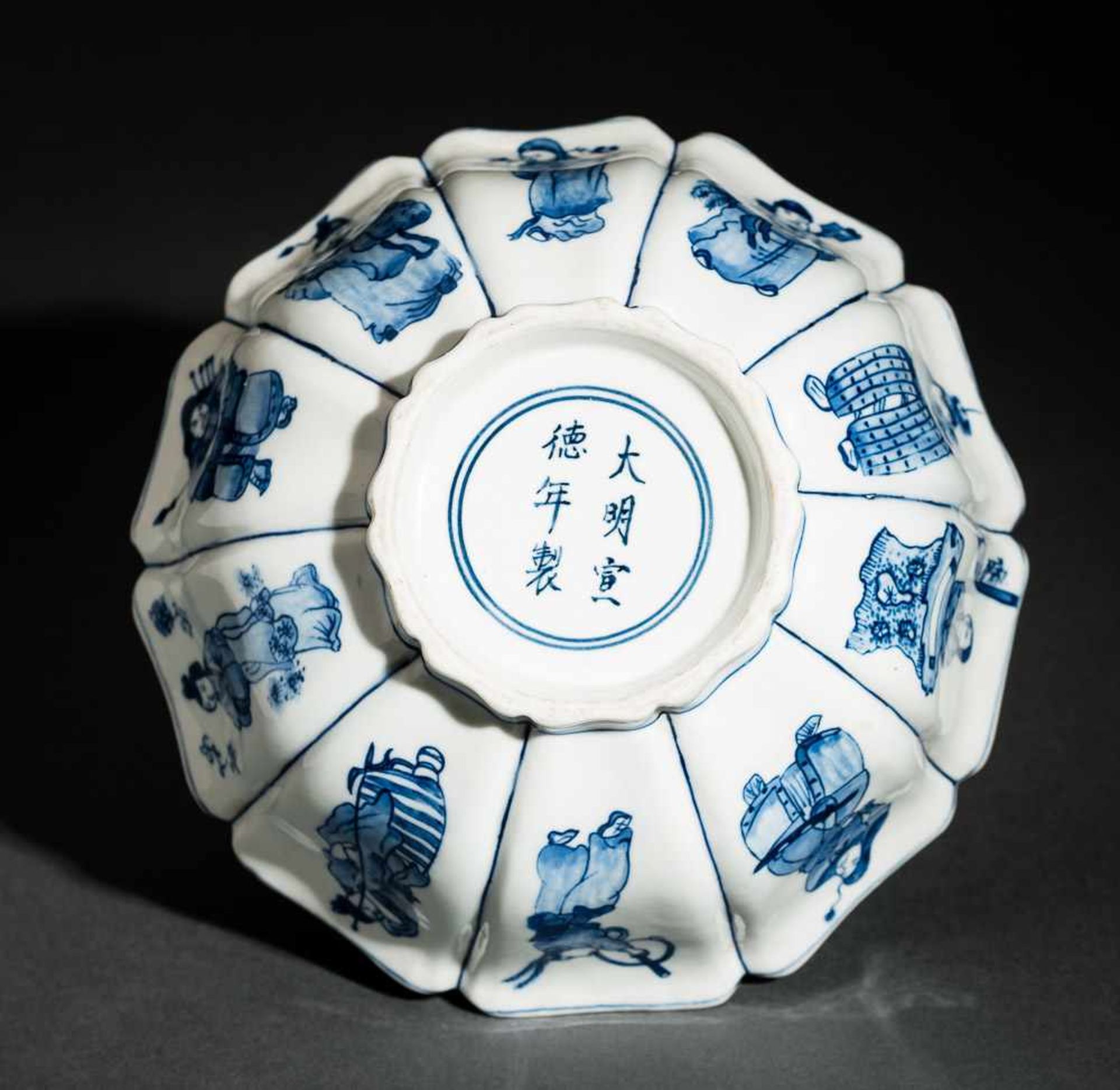 TIEFE SCHALE MIT FIGUREN UND BLÜTEN Blauweißes Porzellan. China, Zehnfach gelappte tiefe Schale, die - Image 7 of 8