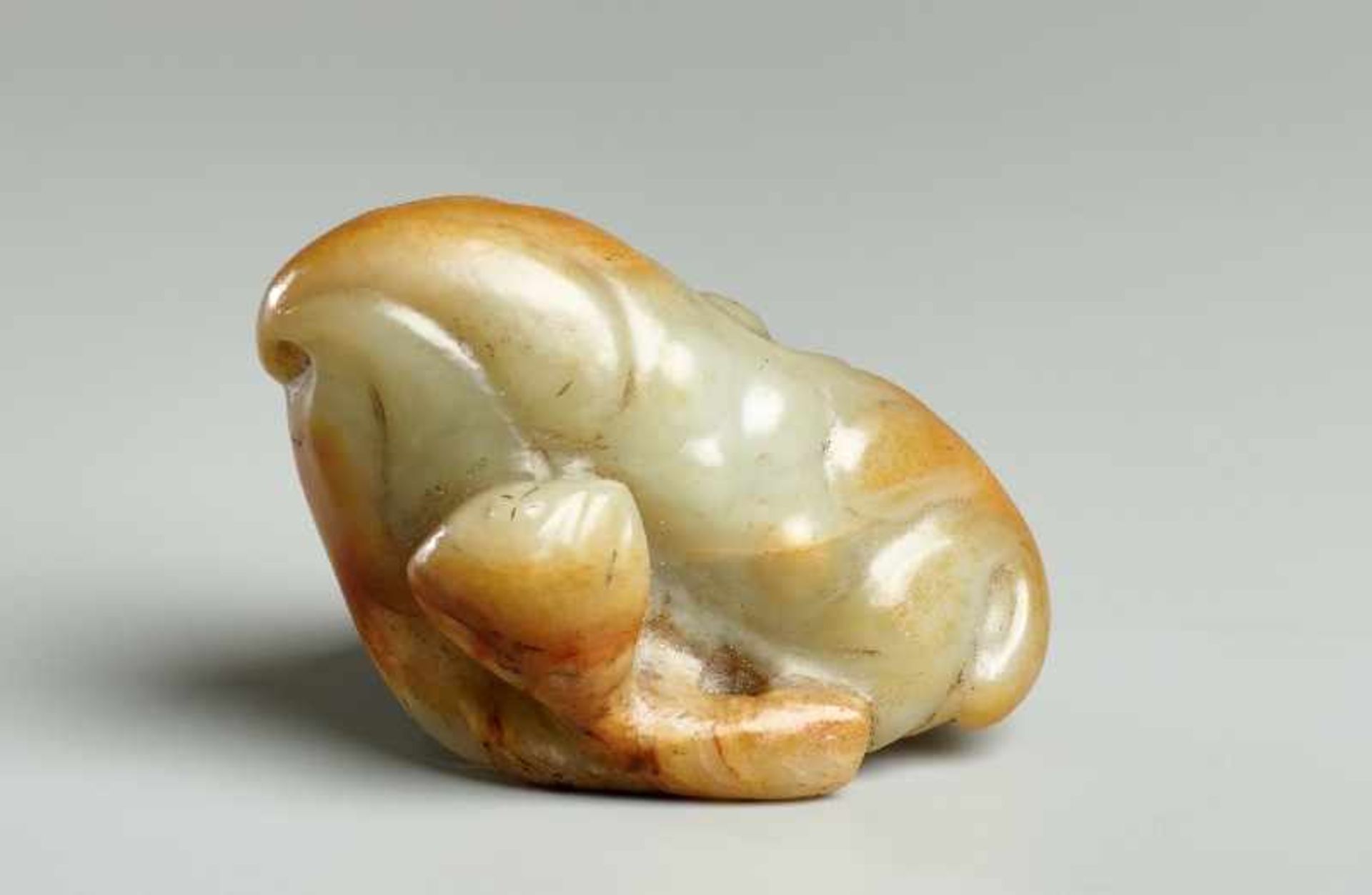 BUDDHAHANDFRUCHT Jade. China, möglw. Ming-Dynastie Die graugrüne Jade mit rotgelben Feldern mit - Image 5 of 6