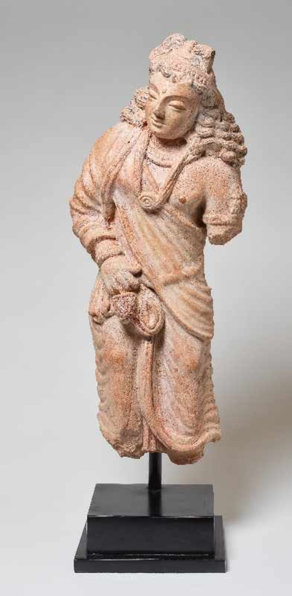 STEHENDER BODHISATTVA MIT WALLENDEM HAARRötliche Terrakotta. Gandhara, ca. 4. bis 5. Jh. TL-getestet - Image 2 of 5