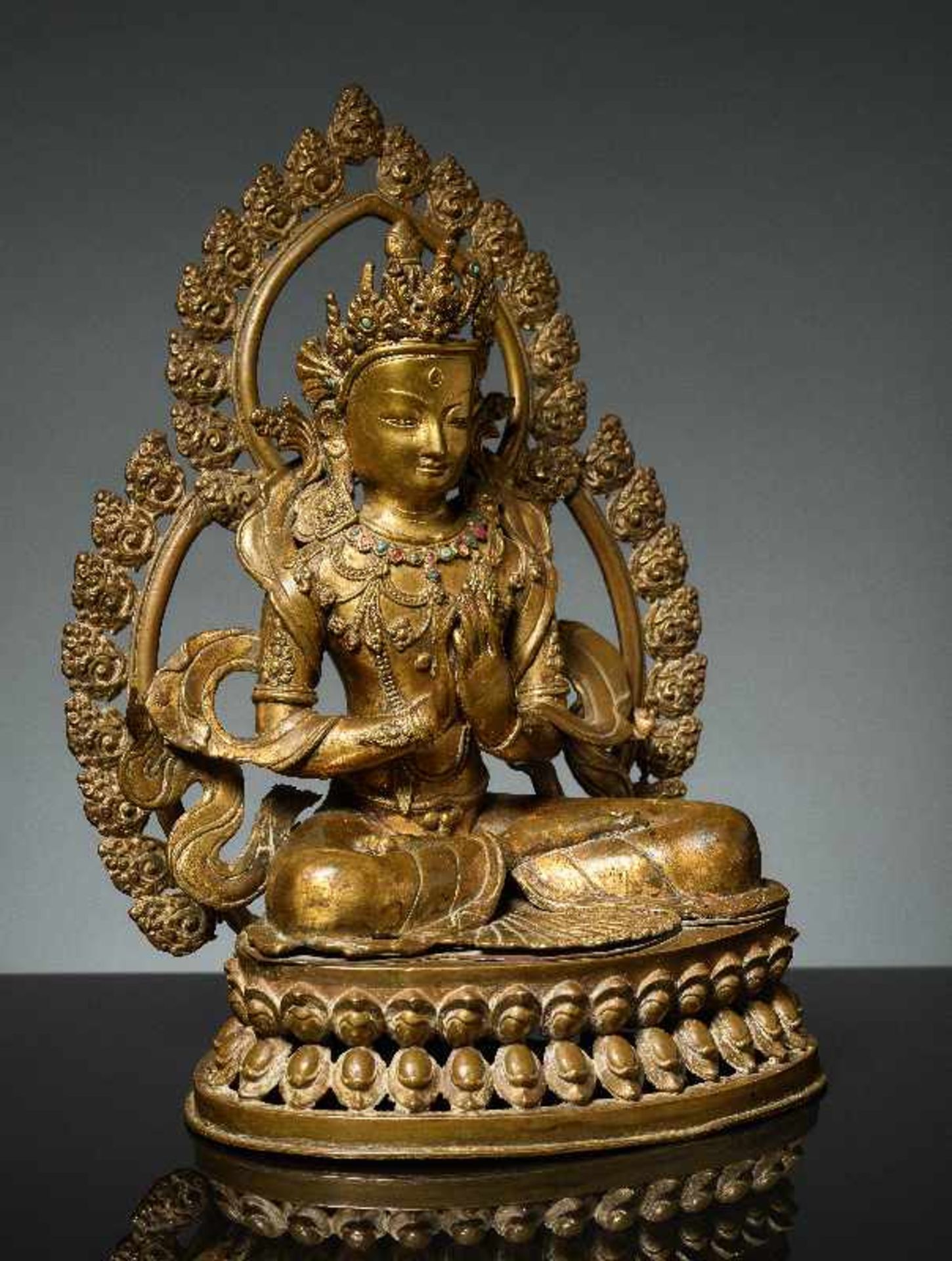 BODHISATTVA VOR DOPPELTEM NIMBUS Bronze mit Feuervergoldung. Nepal, 19. Jh. Eine besonders - Image 3 of 6