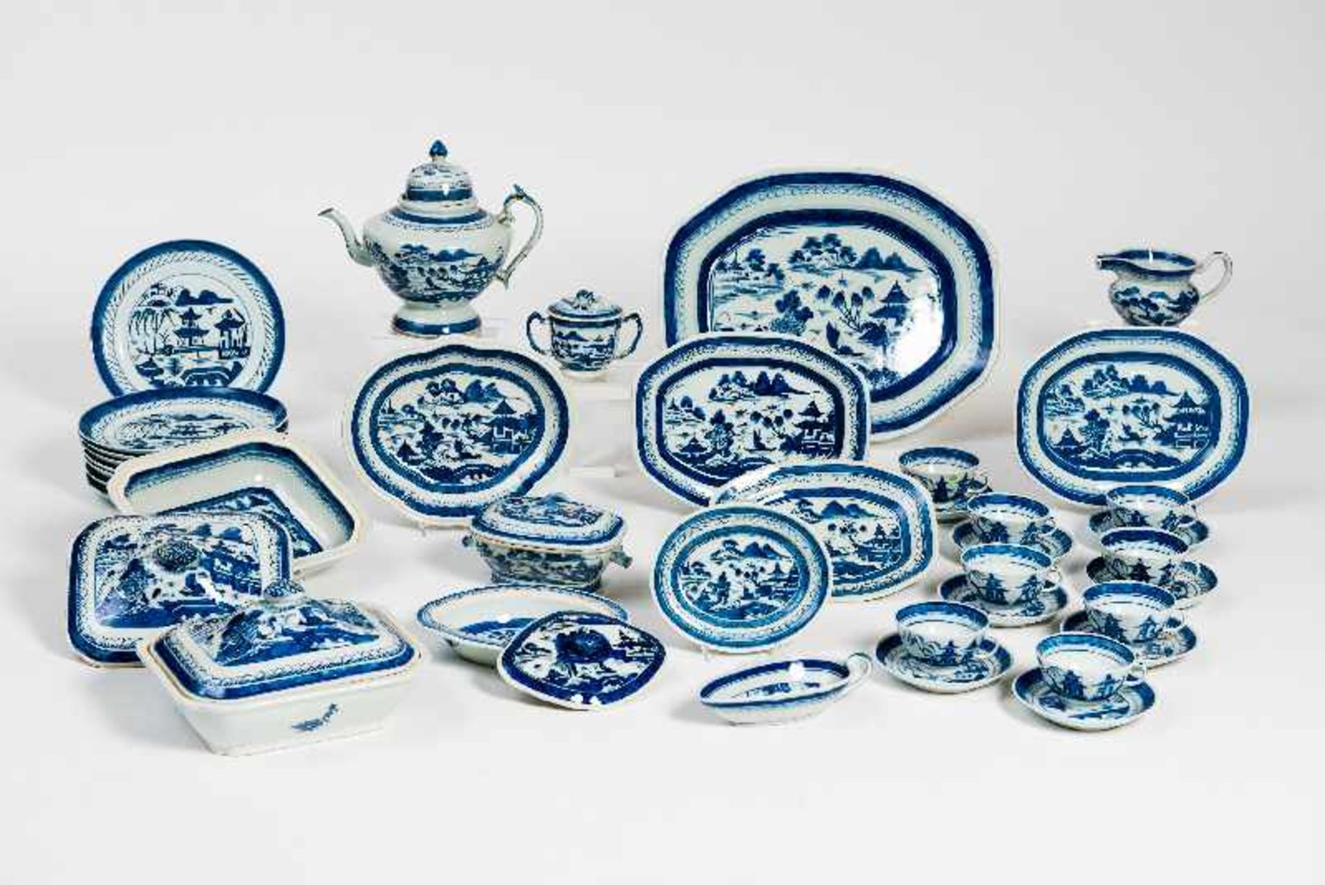 EIN ÜBERKOMPLETTES PORZELLANSERVICEBlauweiß-Porzellan. China, Qing-Dynastie, um 1820 Insgesamt mit