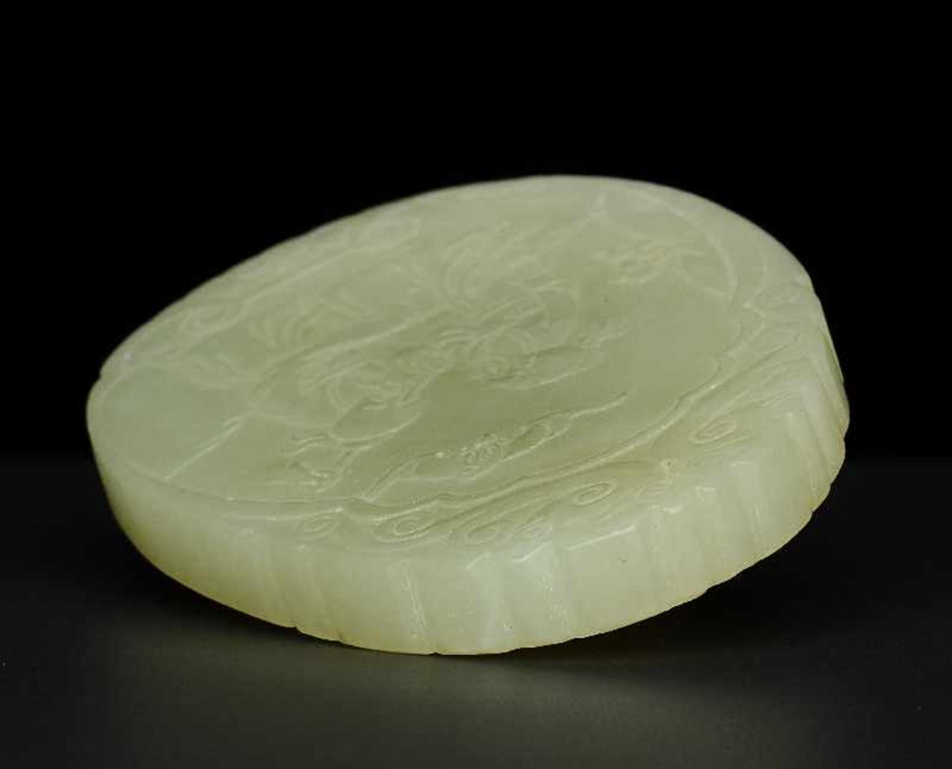 DEKORATIVER ANHÄNGER MIT WEISEN Jade. China, ca. Qing-Dynastie, 19. – Anfang 20. Jh. Ovoide Form, - Bild 3 aus 4