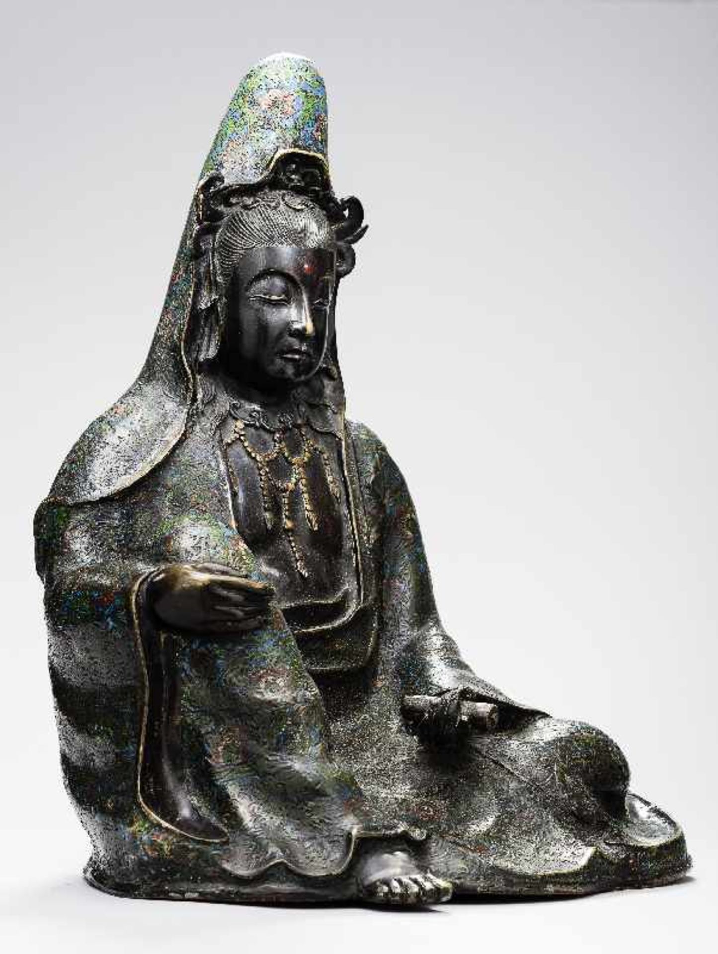 Sitzende Göttin GuanyinBronze. , 17. Jh Seltene große Darstellung des populären Bodhisattva - Bild 3 aus 5