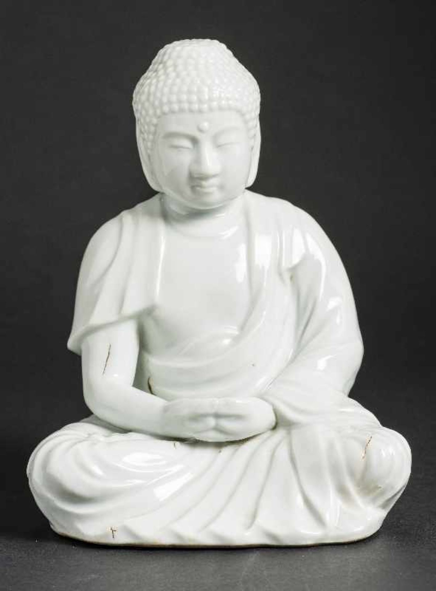 BUDDHA AMITABHABlanc de Chine-Porzellan. China, späte Qing-Dynastie bis Republik Elegante Blanc-de- - Image 2 of 8