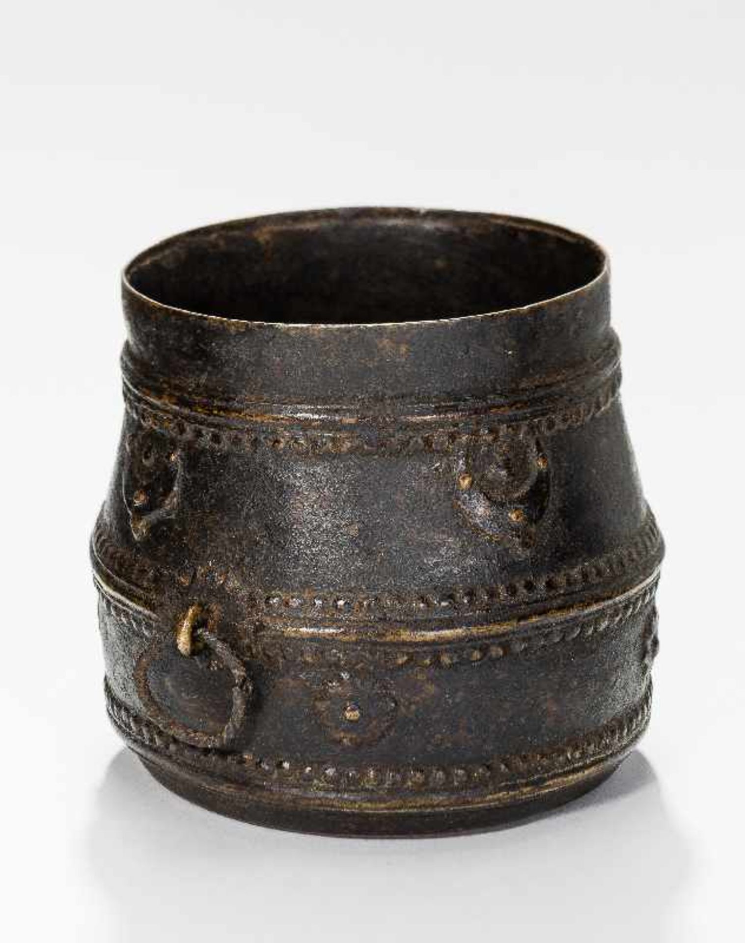 BECHER Bronze. Indien, Bastar, 19th - 20th Cent. Dieses seltene Beispiel diente zum Abmessen der