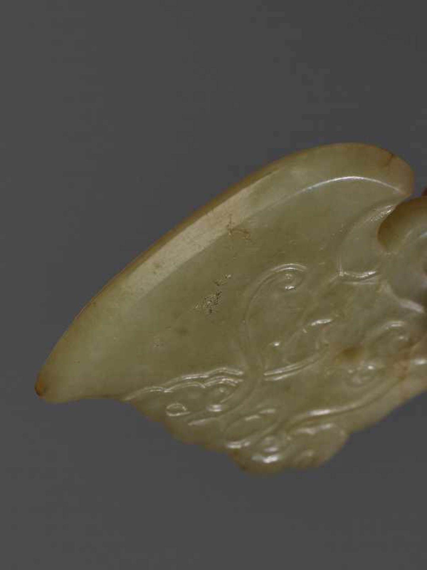 KONVOLUT MIT EINER BI UND DREI AMULETTENJade. China, späte Qing-Dynastie, 19. Jh. 75a: BI Jade. - Image 5 of 17