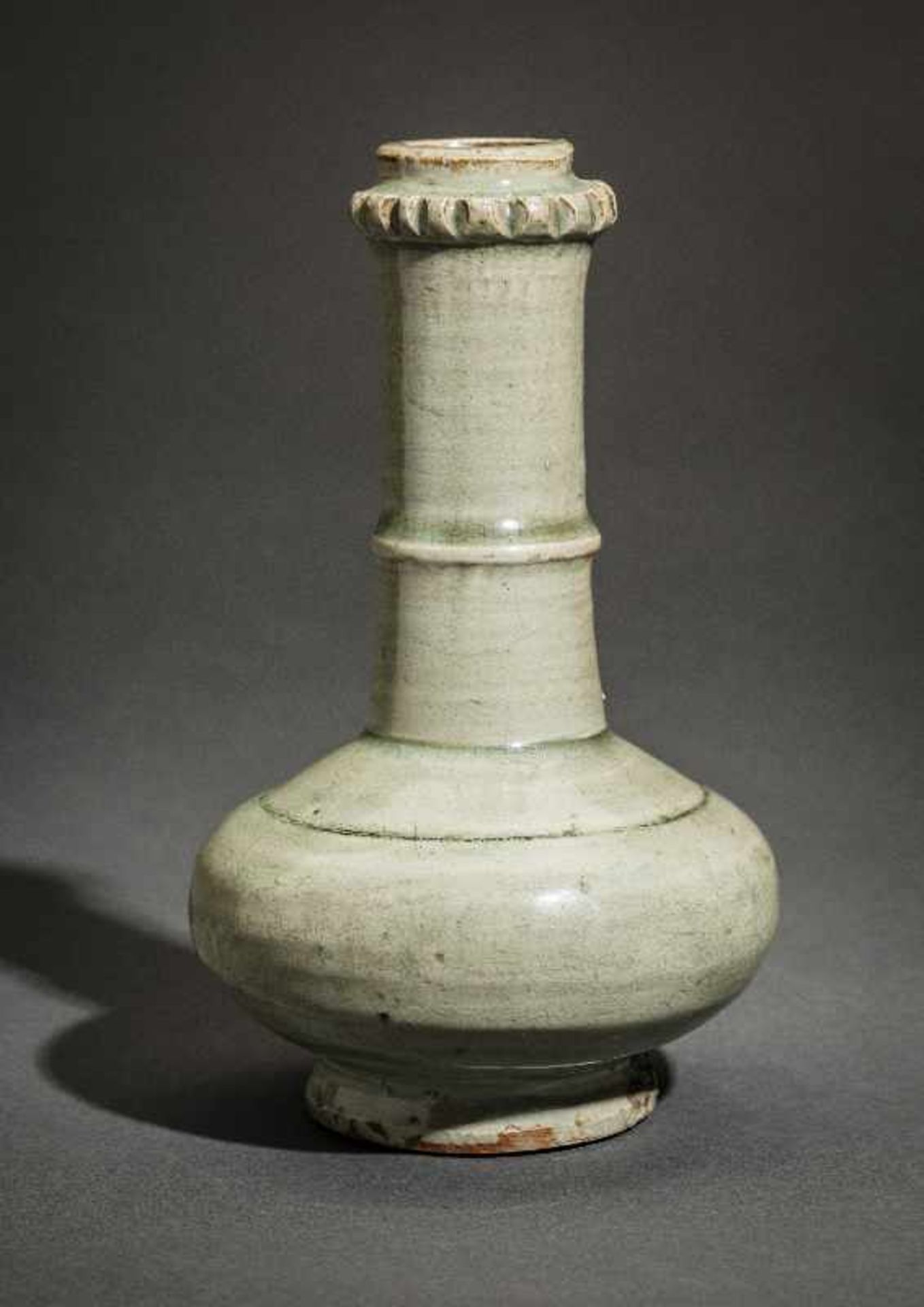 HOCHHALSIGE KLEINE VASE Glasierte Keramik. China – Südostasien, vermutlich 17. – 19. Jh. Eine - Image 2 of 4