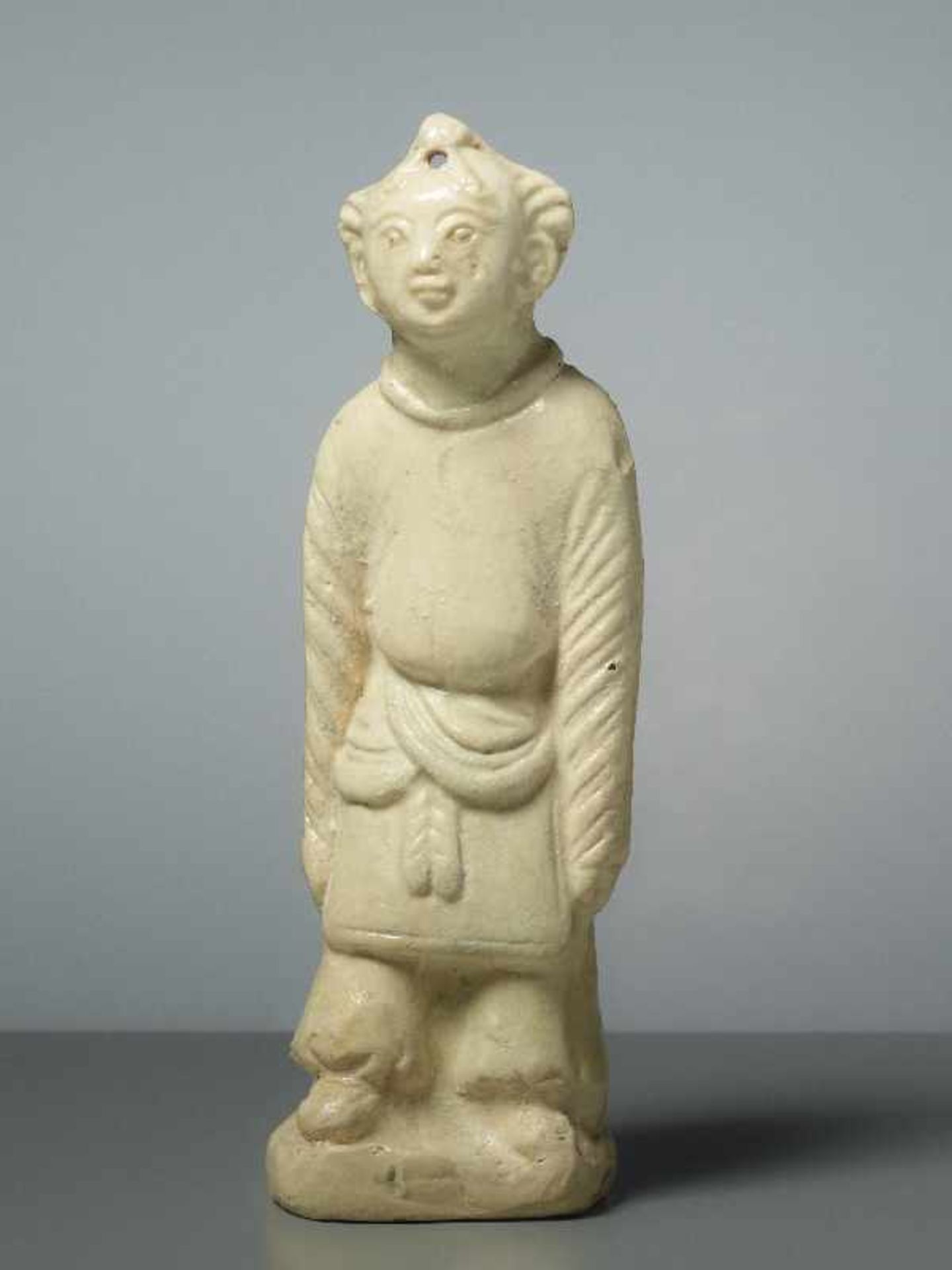 FIGUR EINES GLÜCKSKNABEN Glasierte Keramik. China, Song, ungefähr 12. Jh. Ein Knabe in