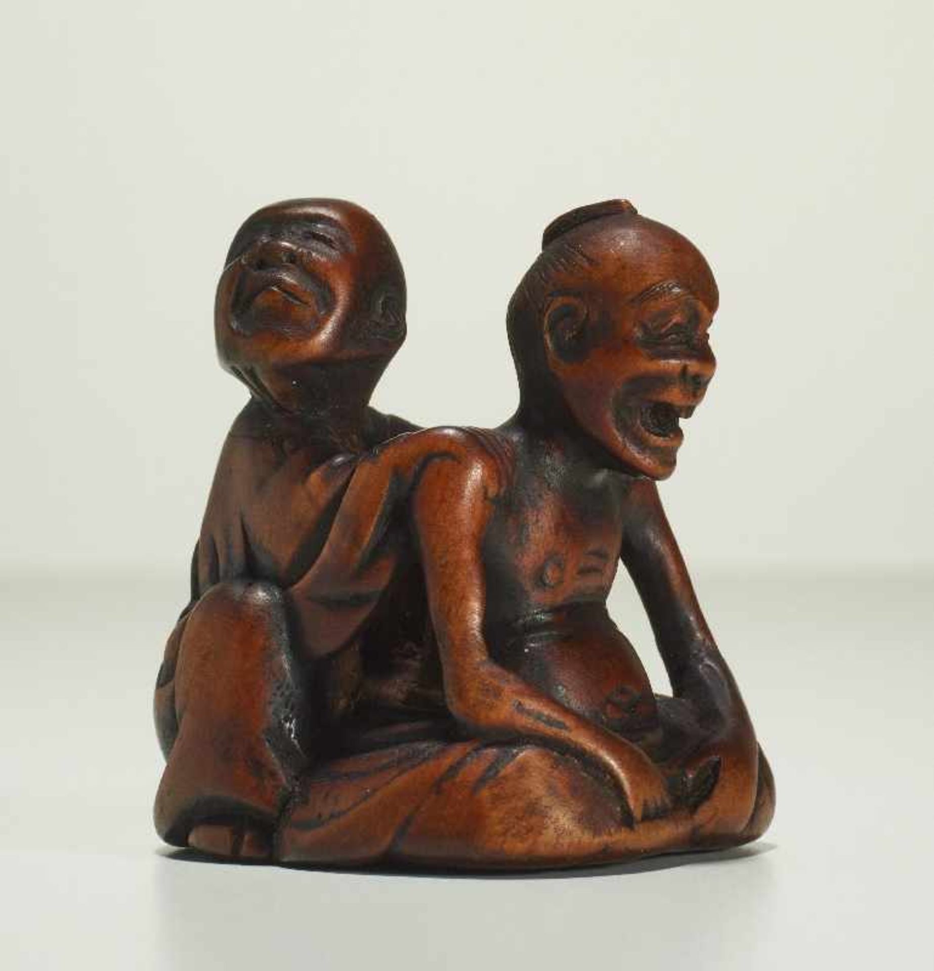 EIN BLINDER MACHT MASSAGE Netsuke, Holz. Japan, 1. H. 19. Jh. Die Blinden, Amma genannt, waren in