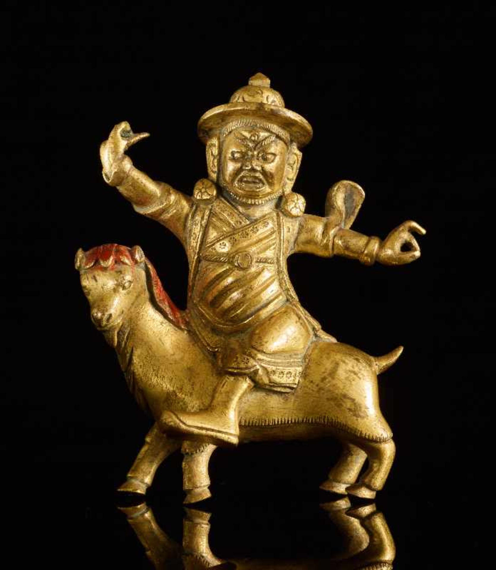 DAMCAN AUF ZIEGENBOCK Feuervergoldete Bronze. Tibet, 18. Jh. Sehr nette kleine, zur Gänze vergoldete