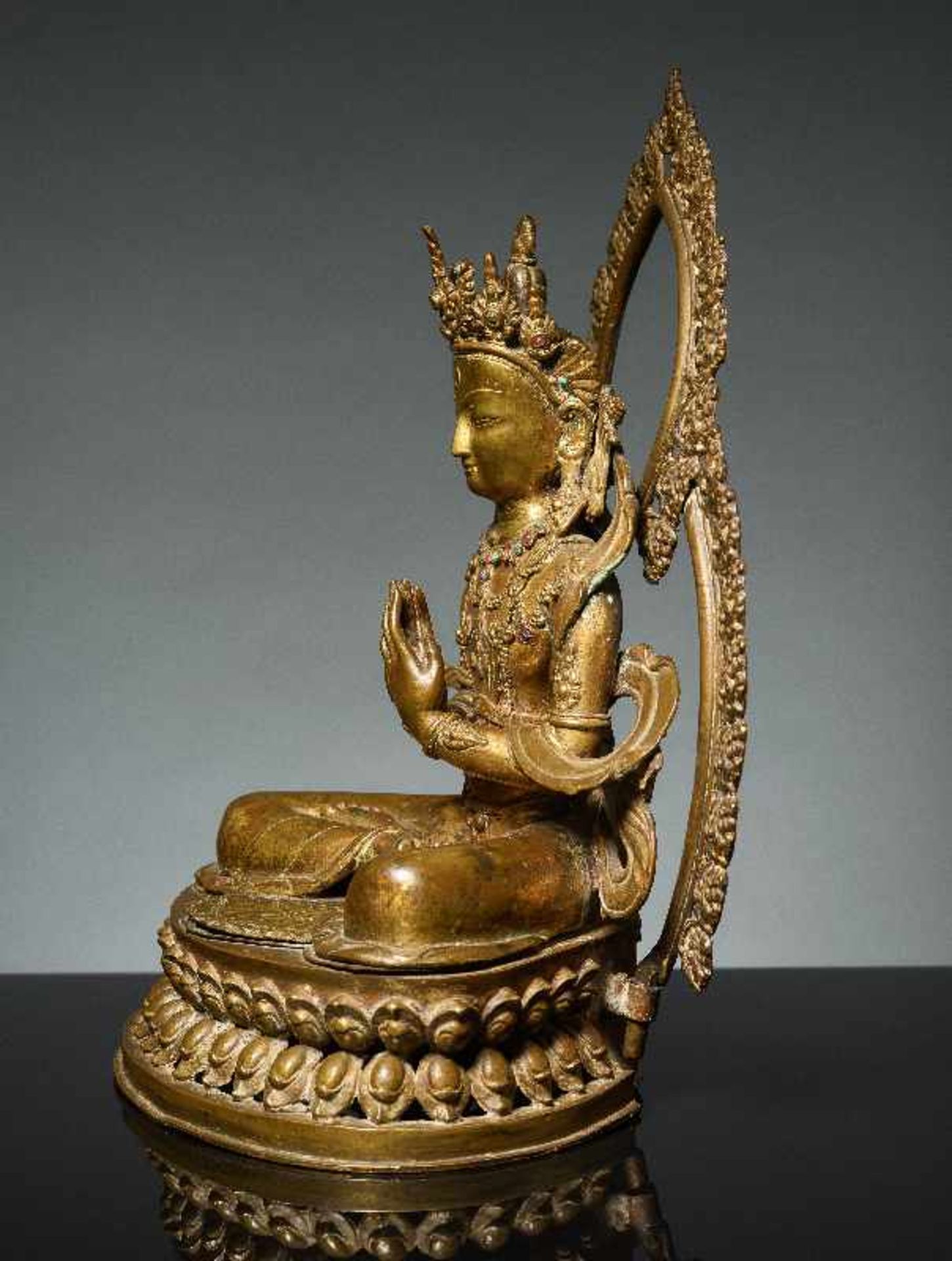 BODHISATTVA VOR DOPPELTEM NIMBUS Bronze mit Feuervergoldung. Nepal, 19. Jh. Eine besonders - Image 4 of 6