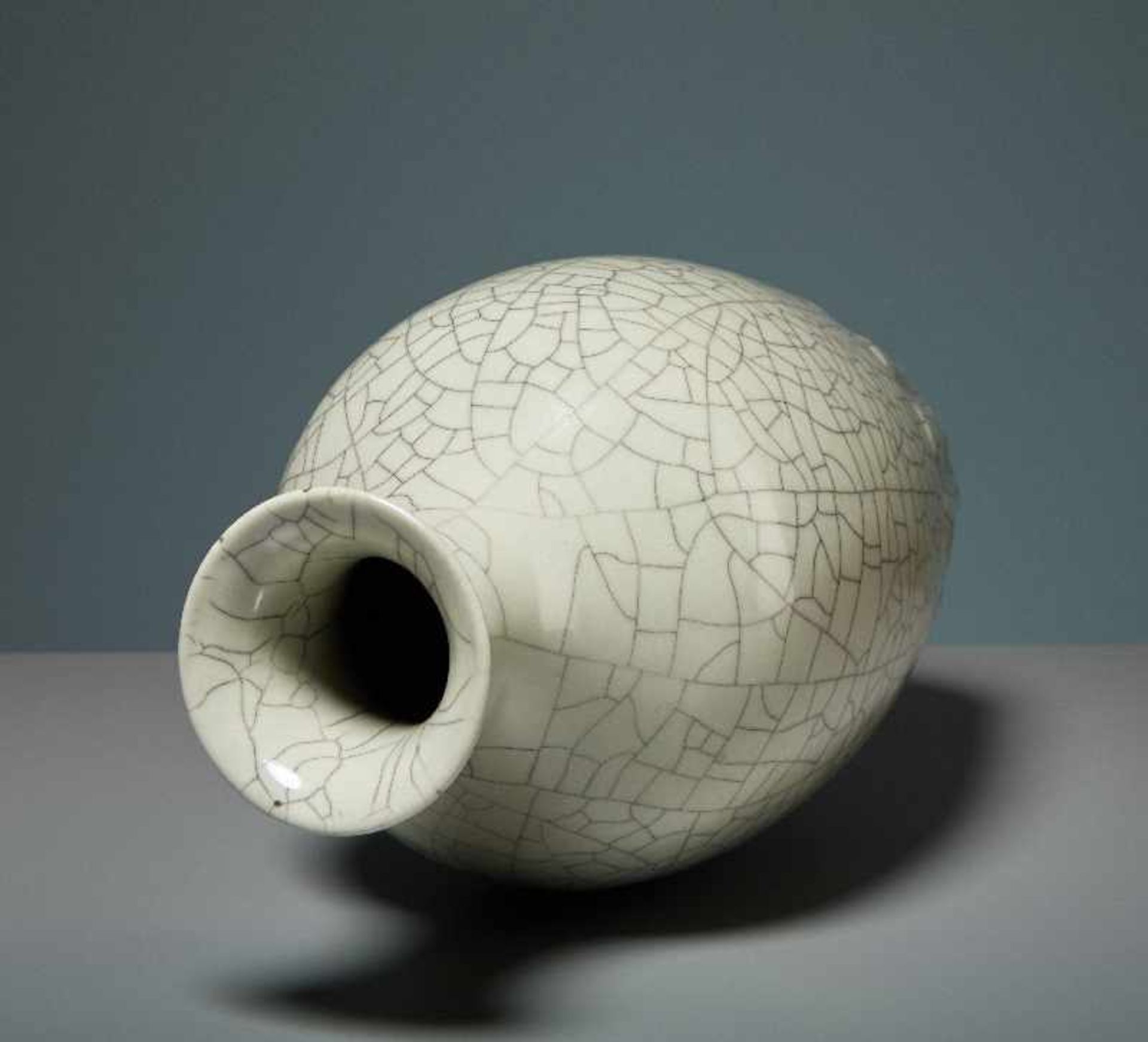 VASE MIT CELADON-GLASUR Porzellan. China, Republik, 1. Hälfte 20. Jh. Die besondere Attraktivität - Bild 5 aus 7