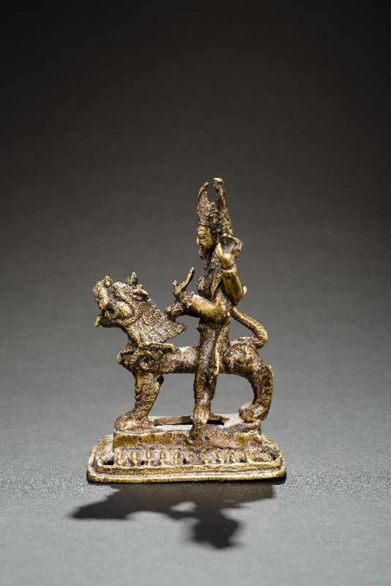 GOTTHEIT (BODHISATTVA) MIT SCHWERT AUF LÖWEN Gelbe Bronze. Nepal, 19. bis 20. Jh. Auf rechteckigem - Image 3 of 6