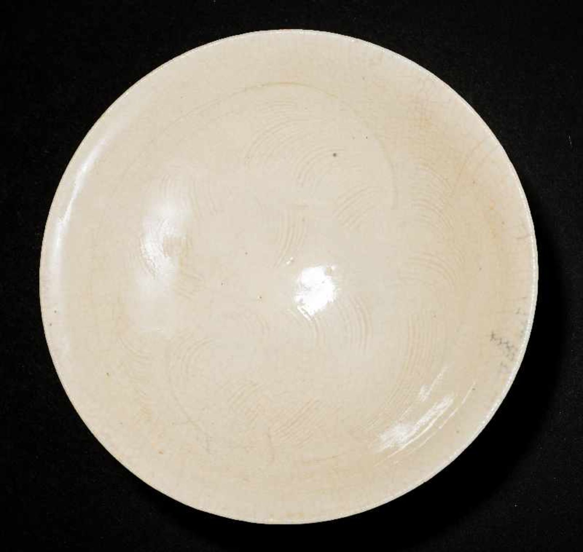 SCHALE MIT GEKÄMMTEM DEKORGlasierte Keramik. China, Nördliche Song, 11. Jh. Eine besonders feine