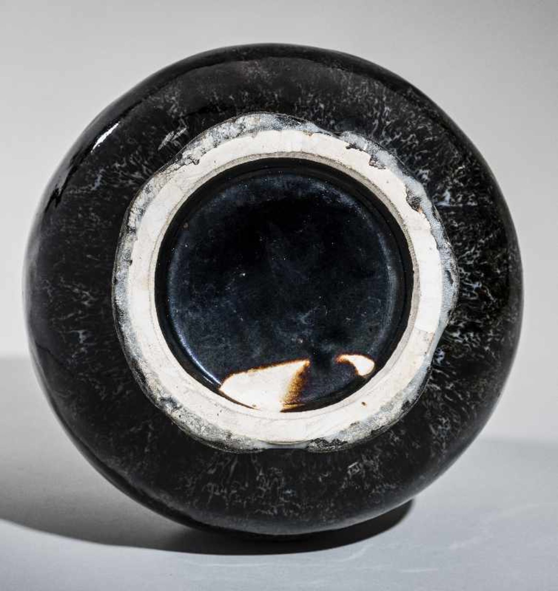 VASE Glasierte Keramik. China, späte Qing bis Republik, 19. bis 1. Hälfte 20. Jh. Eine elegant - Image 3 of 3