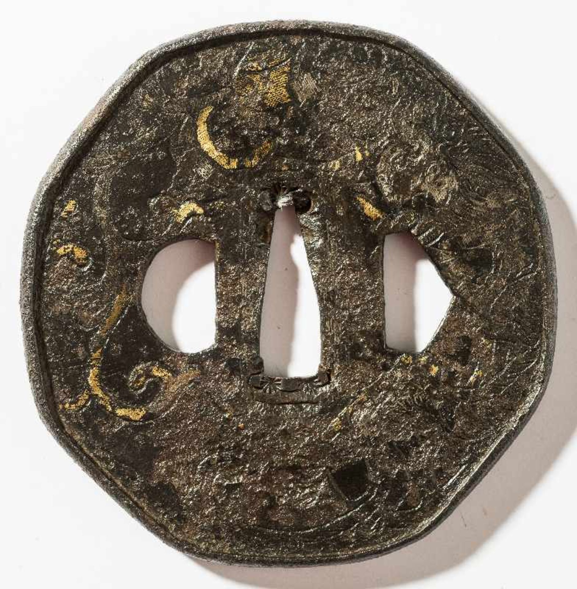 TSUBA MIT HOJU UND DRACHEN Eisen und Gold. Japan, HÖHE 7,9 CM Leicht gerundete oktogonale Form mit - Bild 2 aus 2