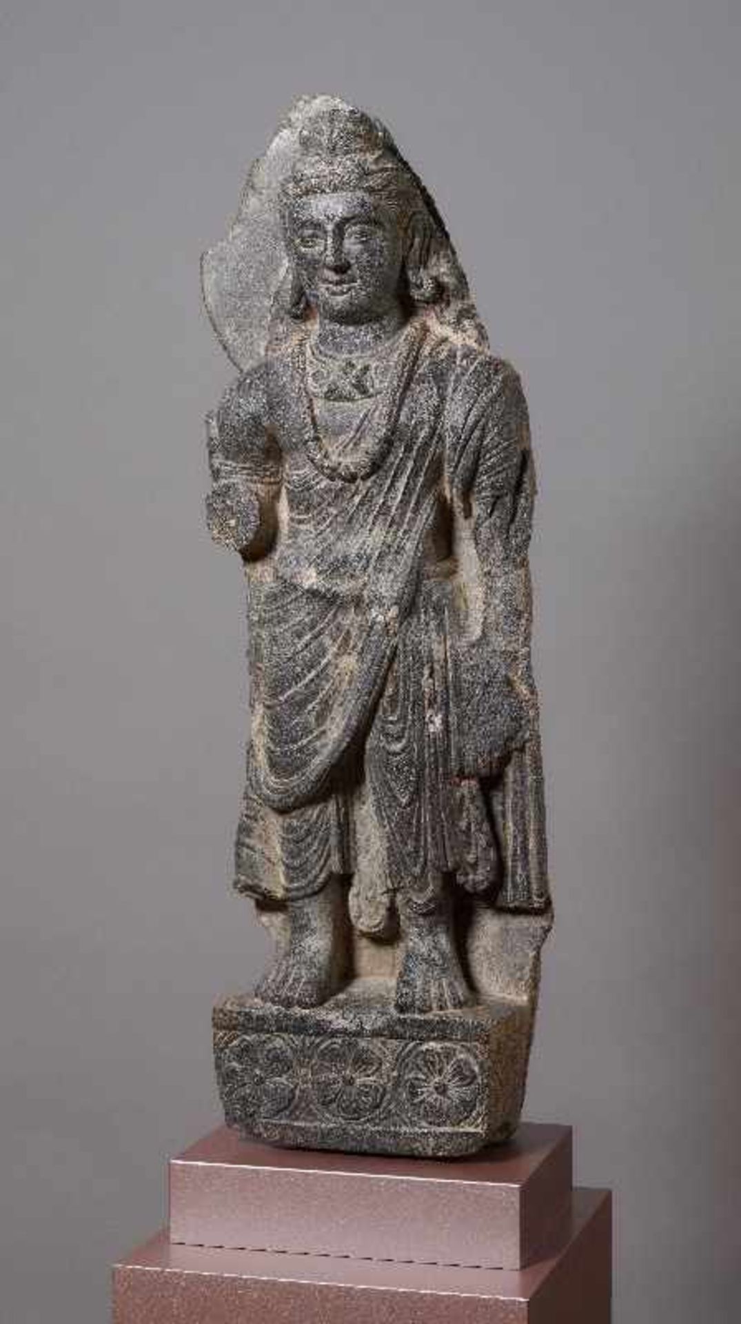 GROSSE SKULPTUR DES BODHISATTVA MAITREYAGrauer Schiefer. Gandhara, 3. bis 4. Jh. Sehr