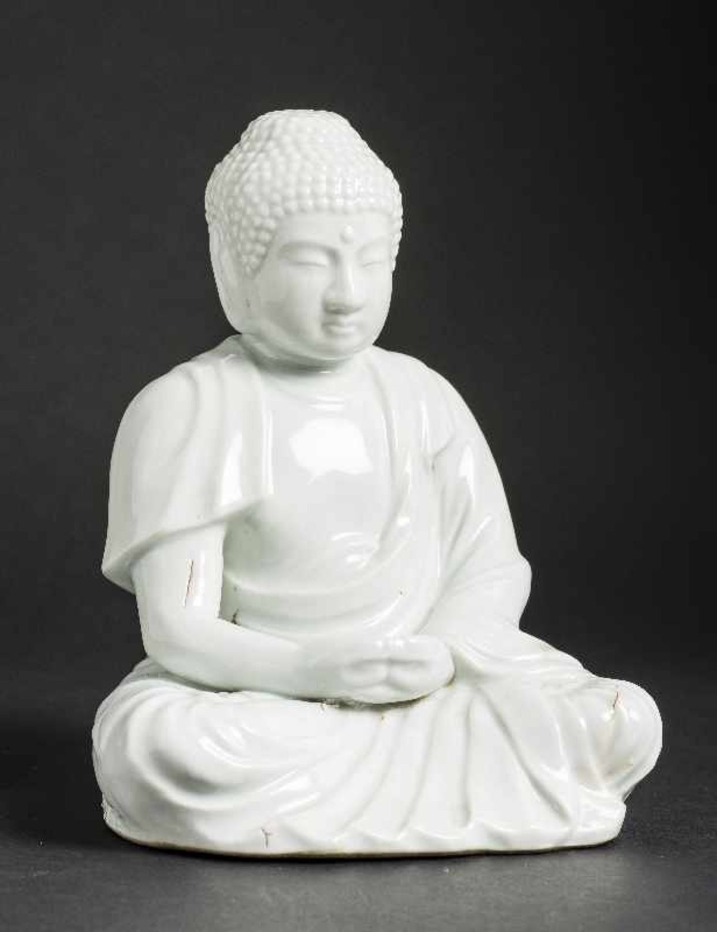 BUDDHA AMITABHABlanc de Chine-Porzellan. China, späte Qing-Dynastie bis Republik Elegante Blanc-de- - Image 4 of 8