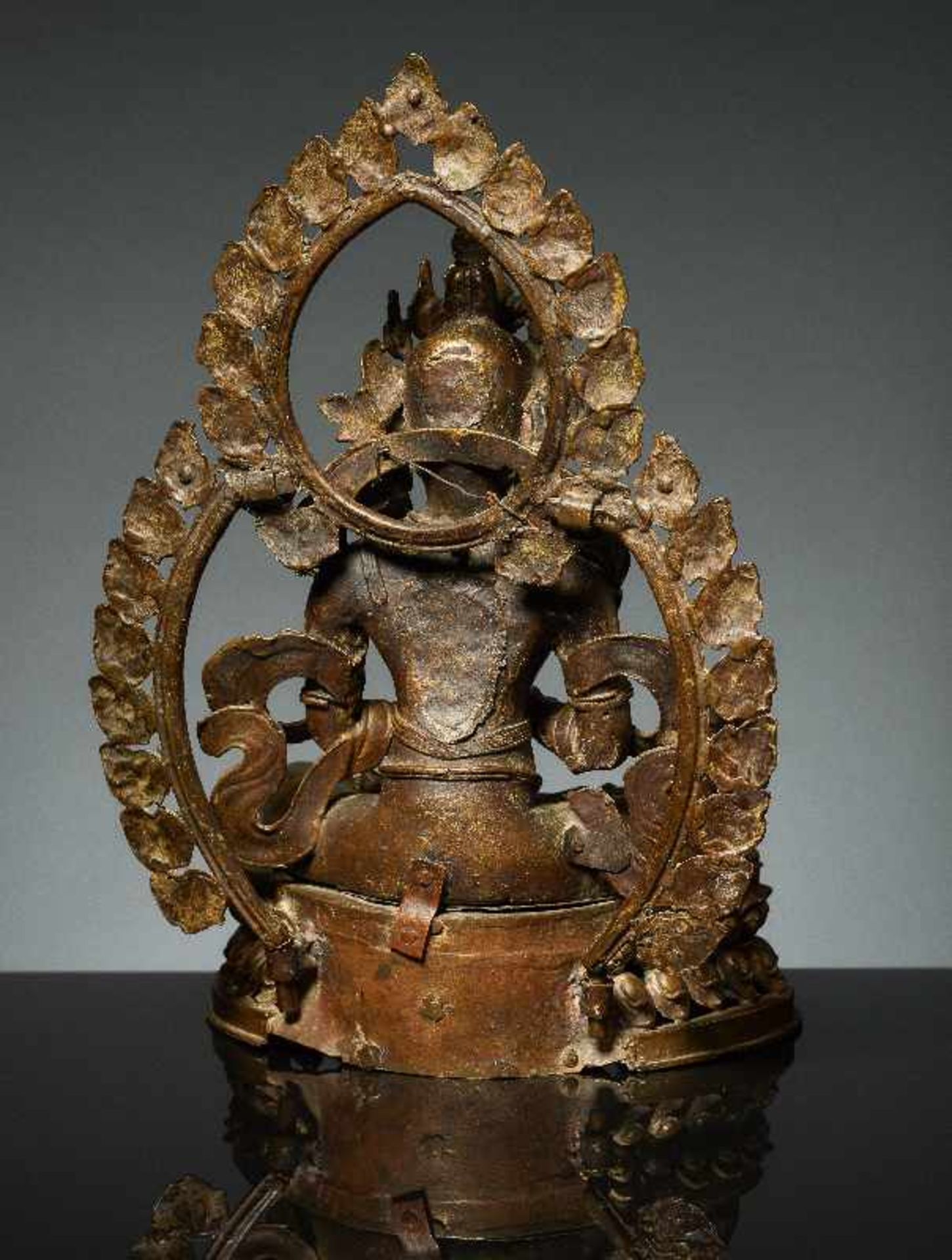 BODHISATTVA VOR DOPPELTEM NIMBUS Bronze mit Feuervergoldung. Nepal, 19. Jh. Eine besonders - Image 5 of 6