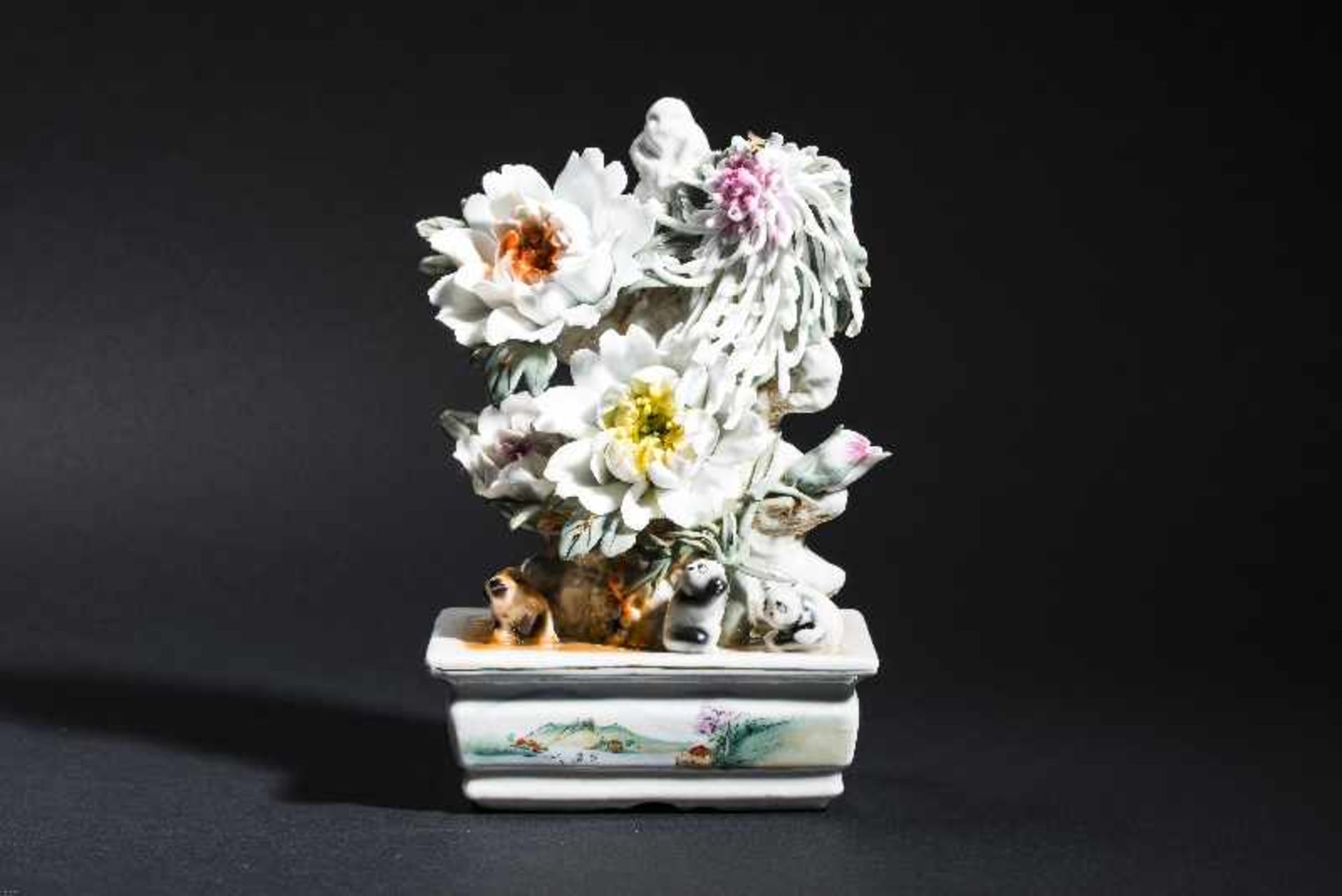 PORZELLAN SKULPTUR MIT BLÜTEN Porzellan. China, Mao Zhe Dong Periode, 20. Jh. Schöne, aufwendige und - Image 8 of 8