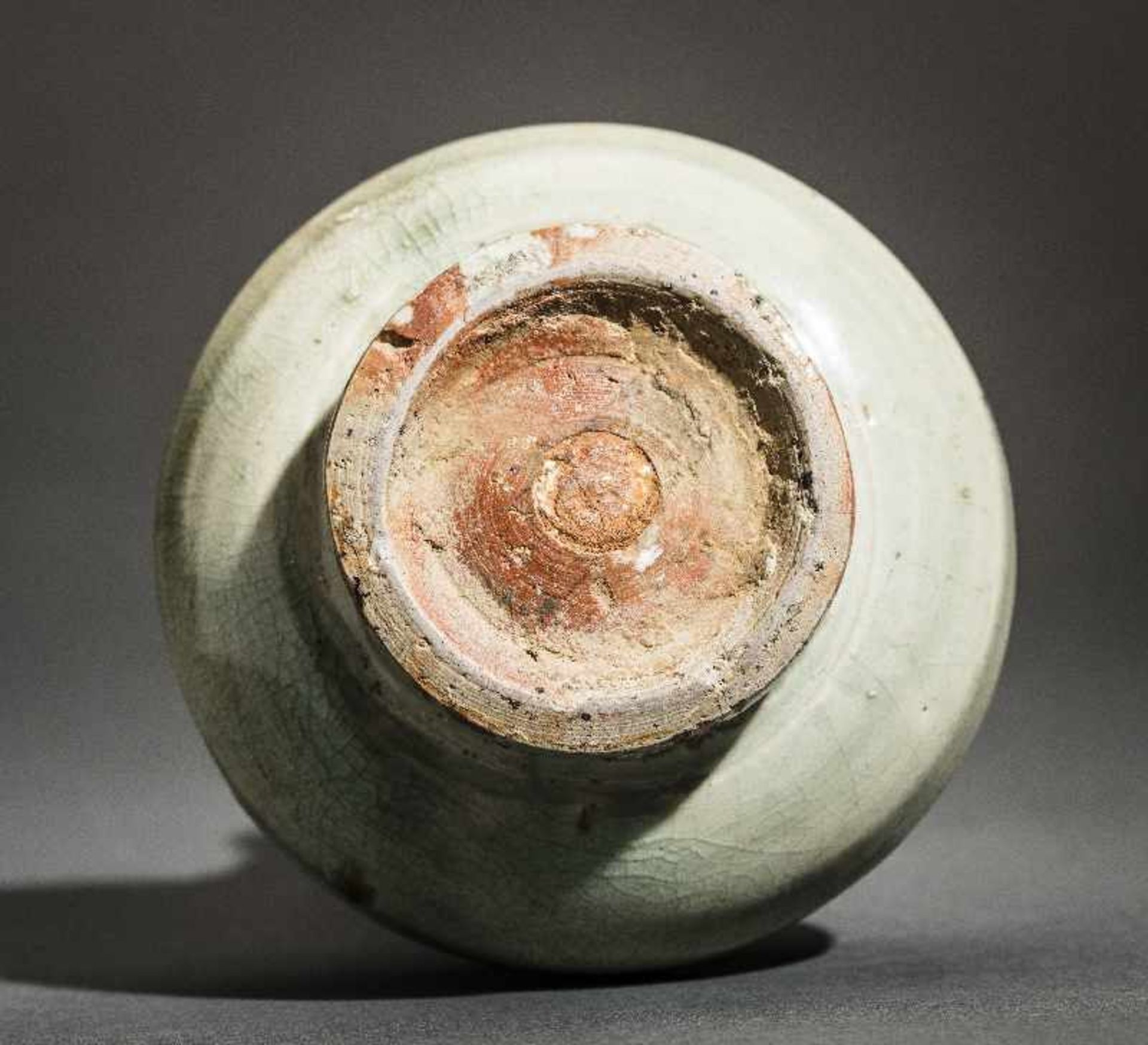 HOCHHALSIGE KLEINE VASE Glasierte Keramik. China – Südostasien, vermutlich 17. – 19. Jh. Eine - Bild 4 aus 4