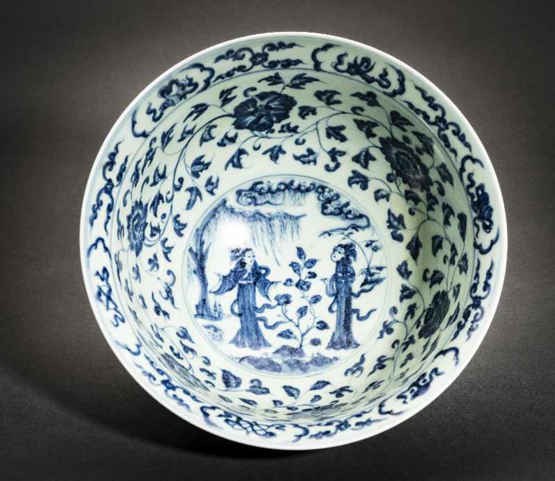 TIEFE SCHALE MIT FEEN UND UNSTERBLICHEN Blauweißes Porzellan. China, Die im Stil der Ming-Zeit - Image 4 of 5