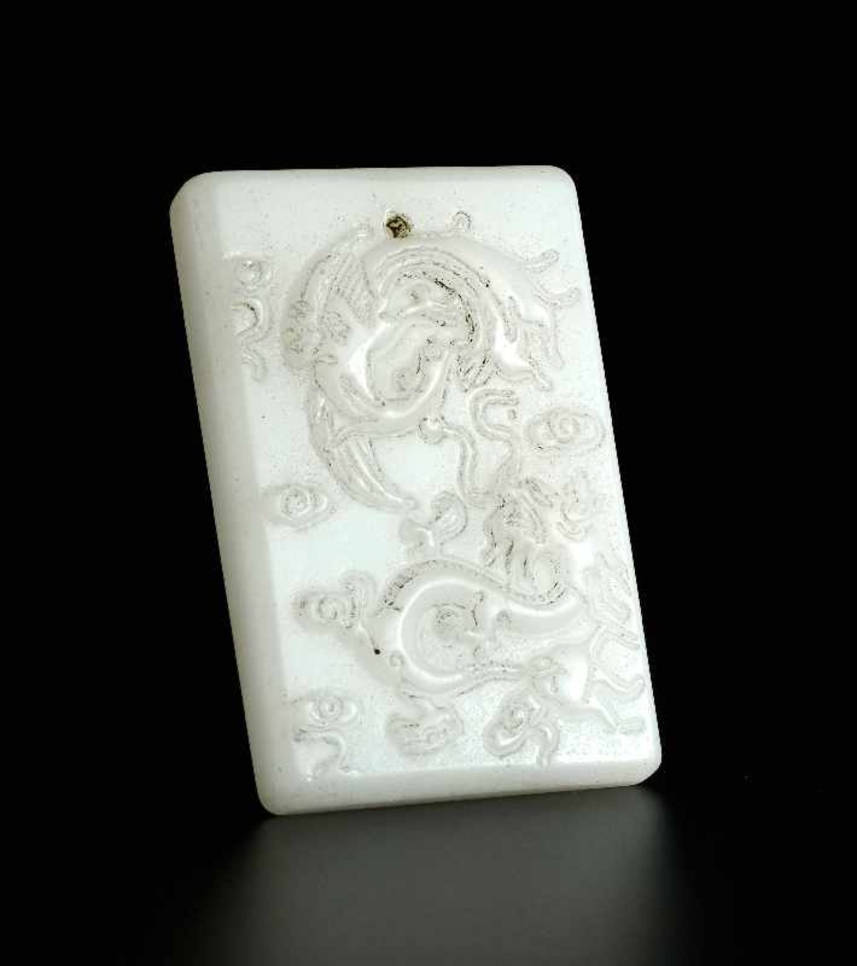 DEKORATIVER ANHÄNGER MIT DRACHEN Jade. China, Qing-Dynastie bis Republik Sehr schöne, weiße Jade