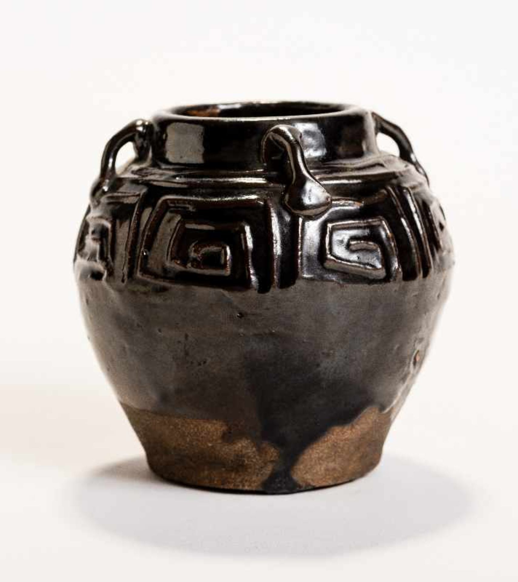 TÖPFCHEN MIT LEIWEN-MÄANDERGlasierte Keramik. China, Qing-Dynastie bis Republik Bauchige Form
