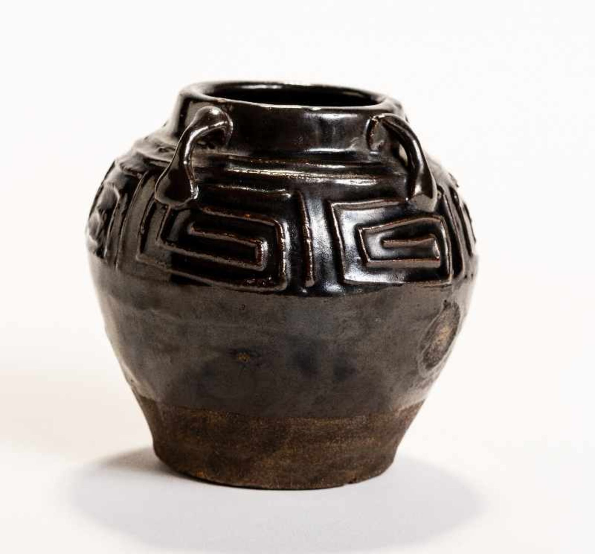 TÖPFCHEN MIT LEIWEN-MÄANDERGlasierte Keramik. China, Qing-Dynastie bis Republik Bauchige Form - Image 5 of 5