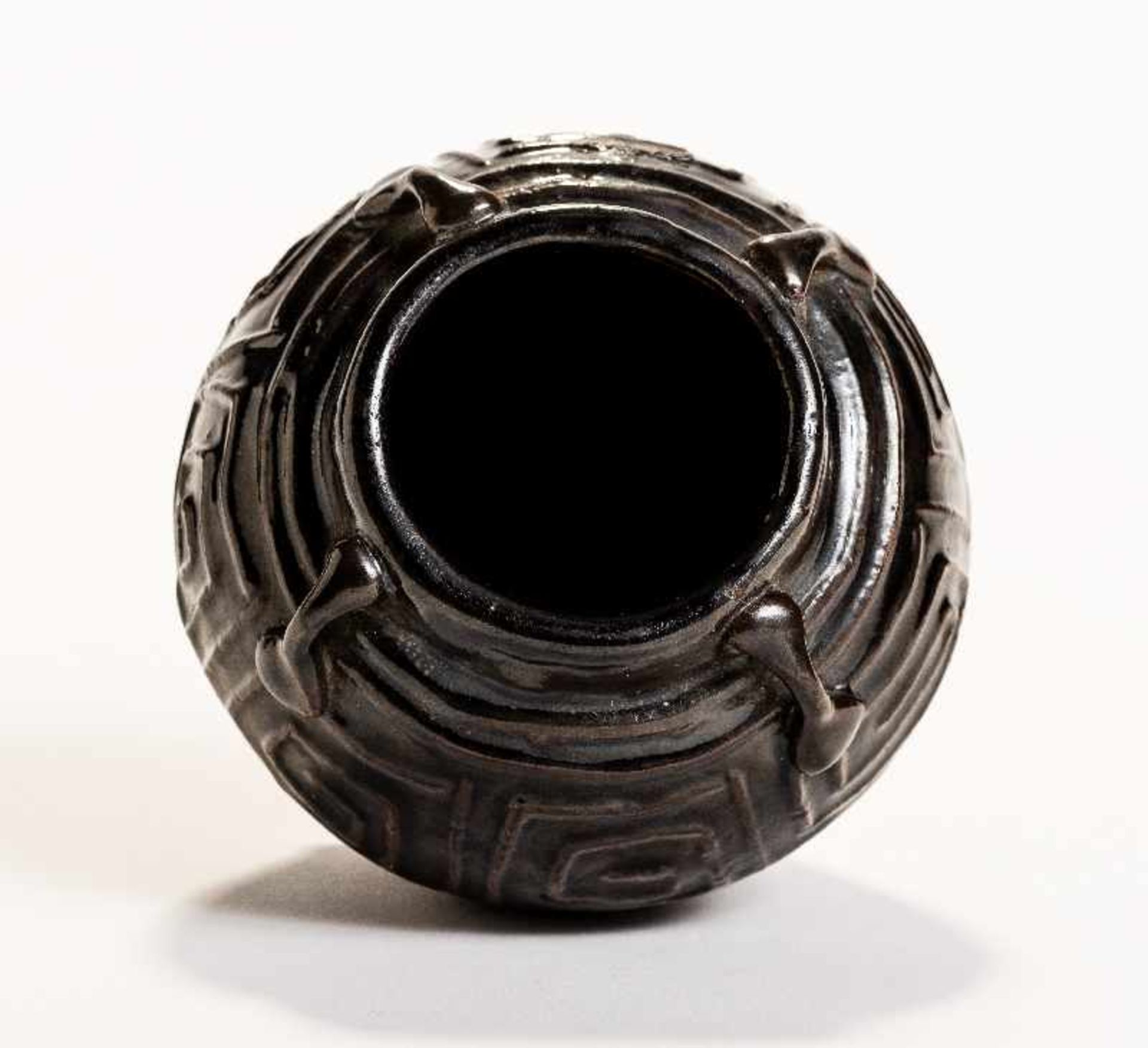 TÖPFCHEN MIT LEIWEN-MÄANDERGlasierte Keramik. China, Qing-Dynastie bis Republik Bauchige Form - Image 2 of 5