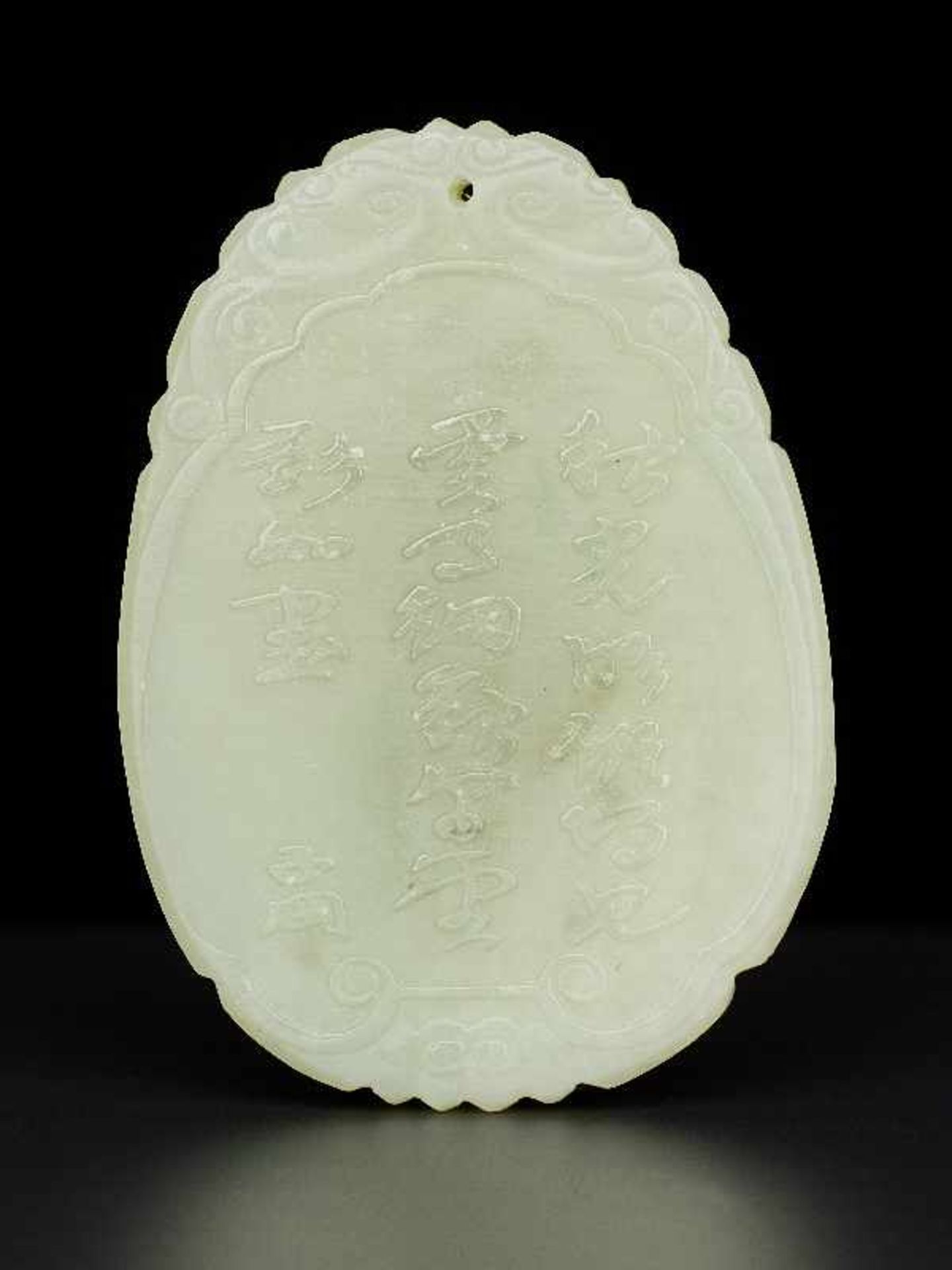 DEKORATIVER ANHÄNGER MIT WEISEN Jade. China, ca. Qing-Dynastie, 19. – Anfang 20. Jh. Ovoide Form, - Image 2 of 4