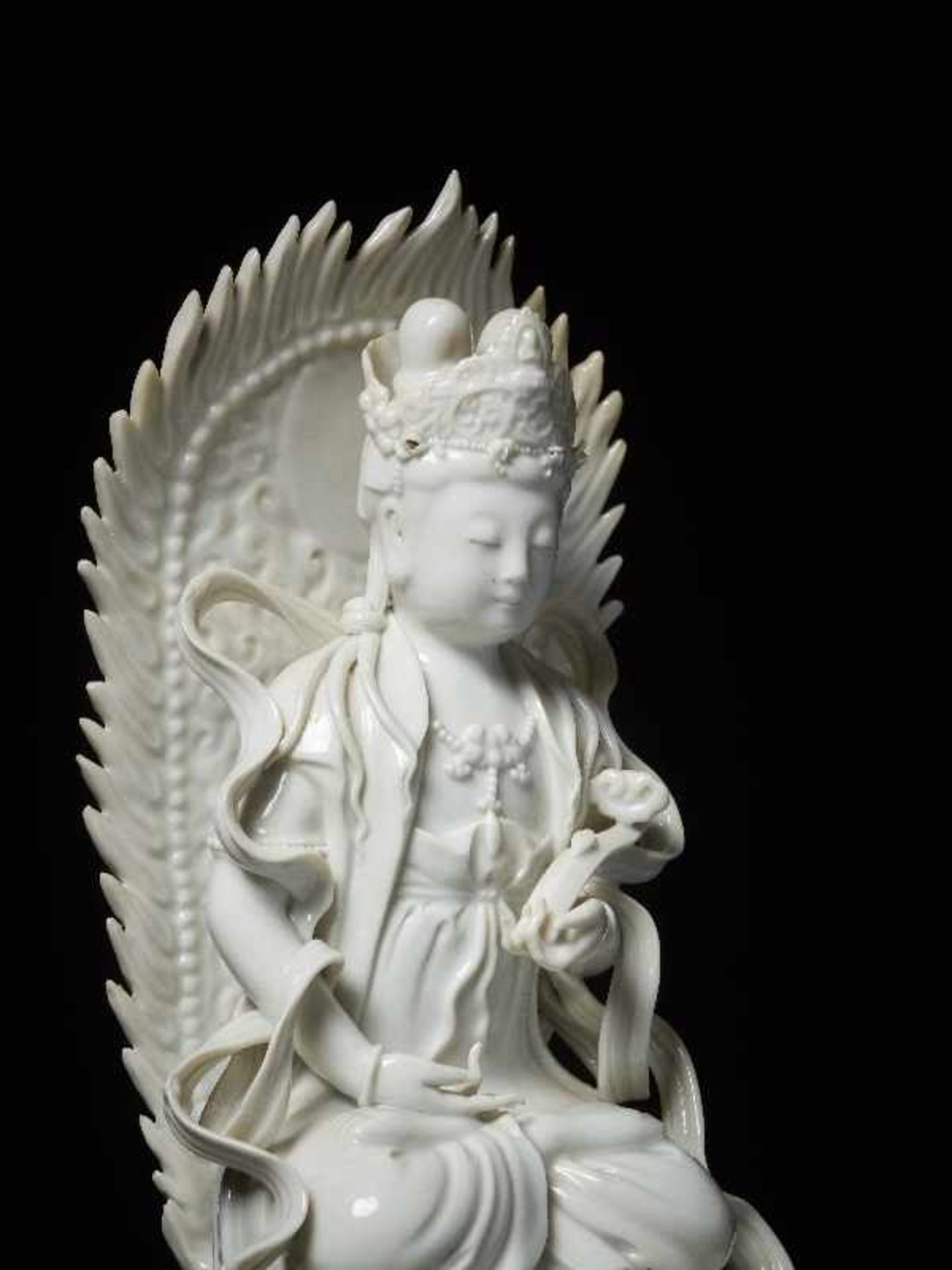 THRONENDE GÖTTIN GUANYIN Blanc de Chine-Porzellan. China, Dehua, Republik Eine besonders anmutige - Bild 4 aus 6