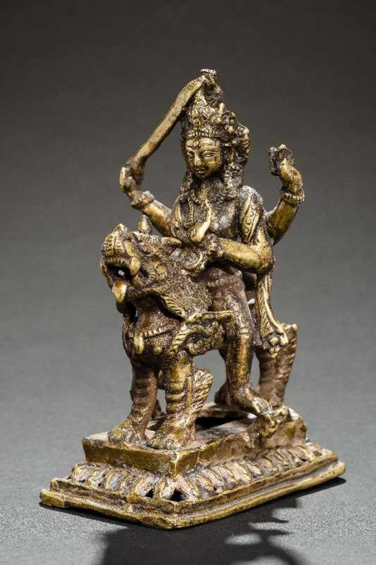 GOTTHEIT (BODHISATTVA) MIT SCHWERT AUF LÖWEN Gelbe Bronze. Nepal, 19. bis 20. Jh. Auf rechteckigem