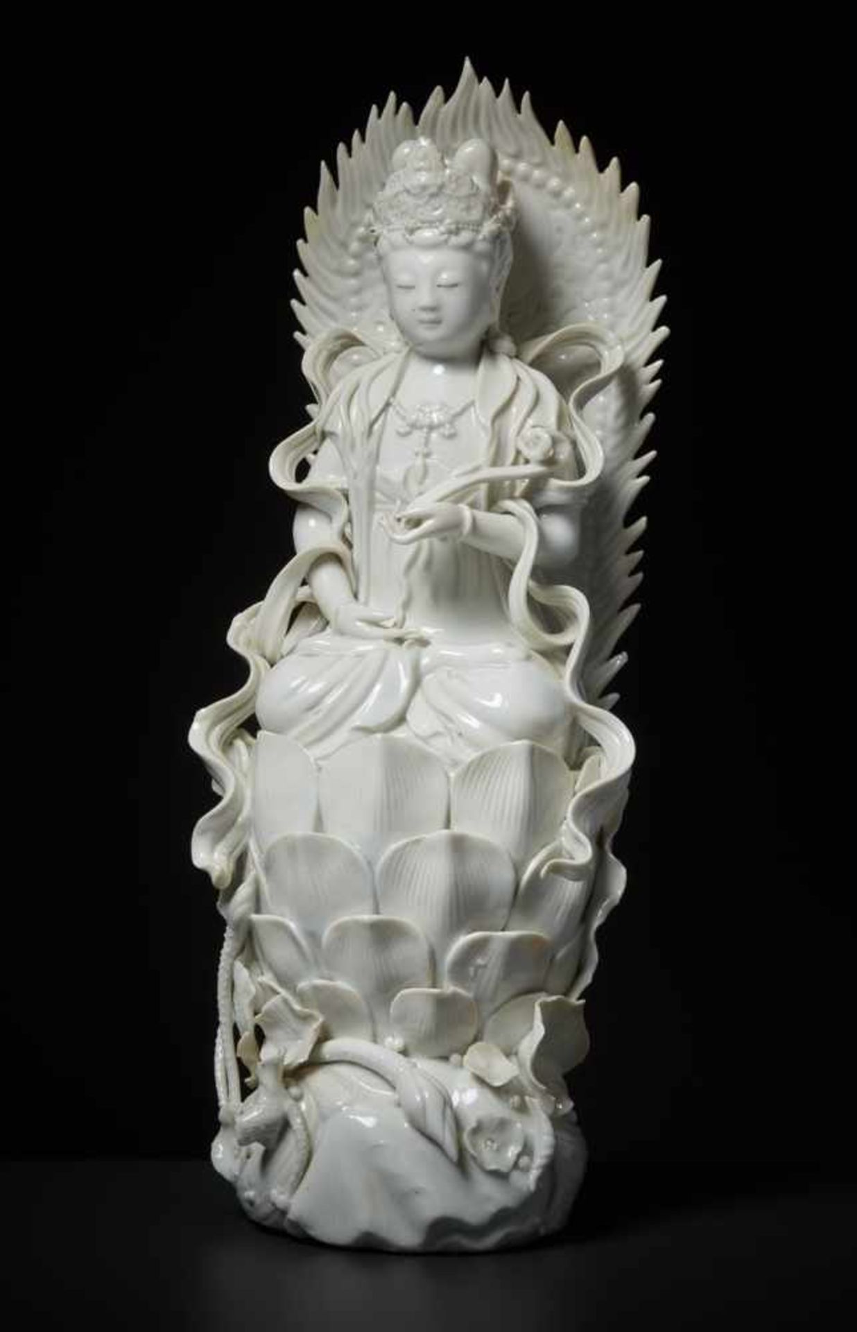 THRONENDE GÖTTIN GUANYIN Blanc de Chine-Porzellan. China, Dehua, Republik Eine besonders anmutige