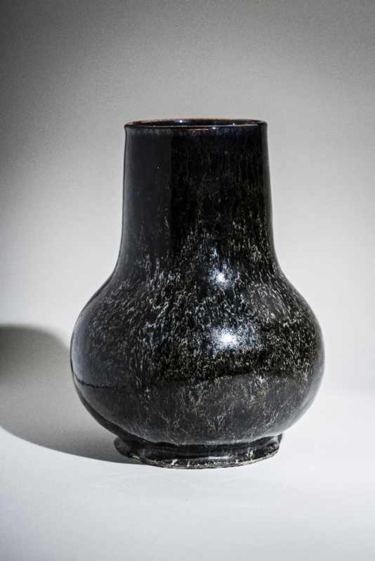 VASE Glasierte Keramik. China, späte Qing bis Republik, 19. bis 1. Hälfte 20. Jh. Eine elegant - Image 2 of 3