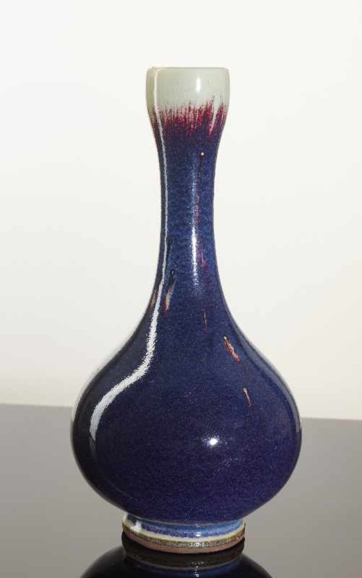 HOHE VASE Glasierte Keramik (Steinzeug). China, verm. 1. Drittel 20. Jh. Kugeliger Körper mit - Image 2 of 5