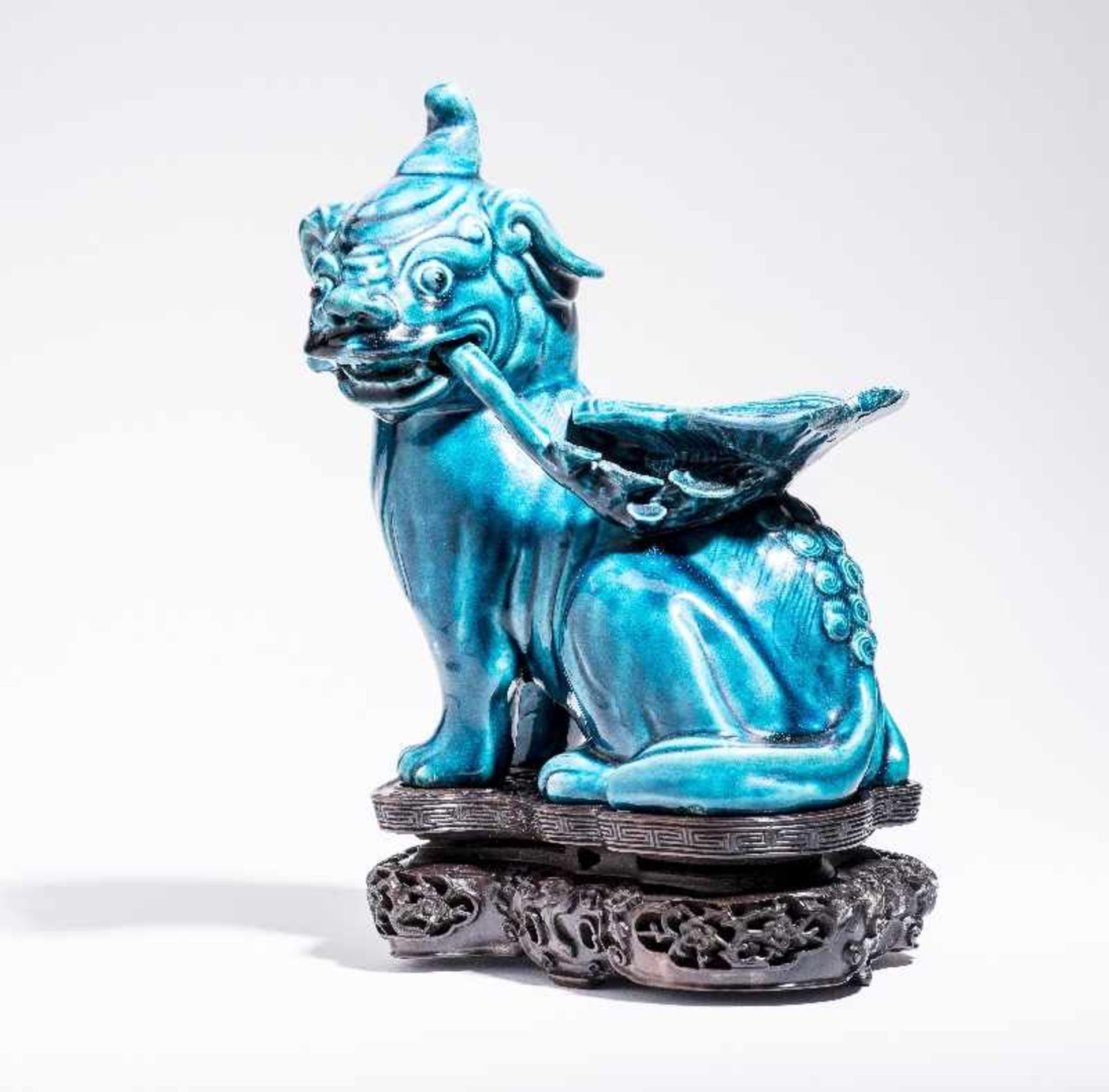 SITZENDES EINHORNPorzellan. China, Qing-Dynastie, 18. Jh. An dieser Porzellanskulptur des - Bild 6 aus 7
