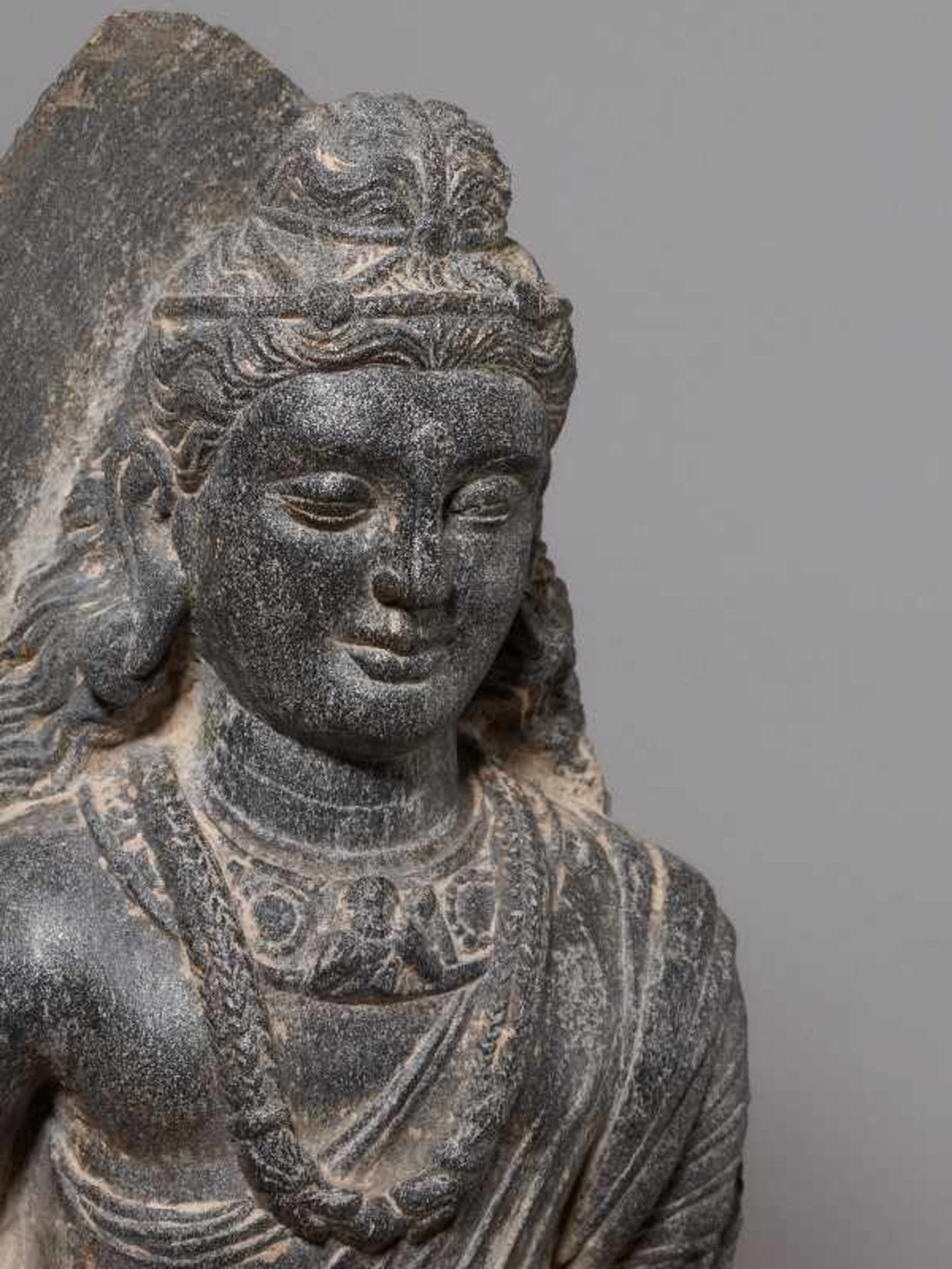 GROSSE SKULPTUR DES BODHISATTVA MAITREYAGrauer Schiefer. Gandhara, 3. bis 4. Jh. Sehr - Image 6 of 6