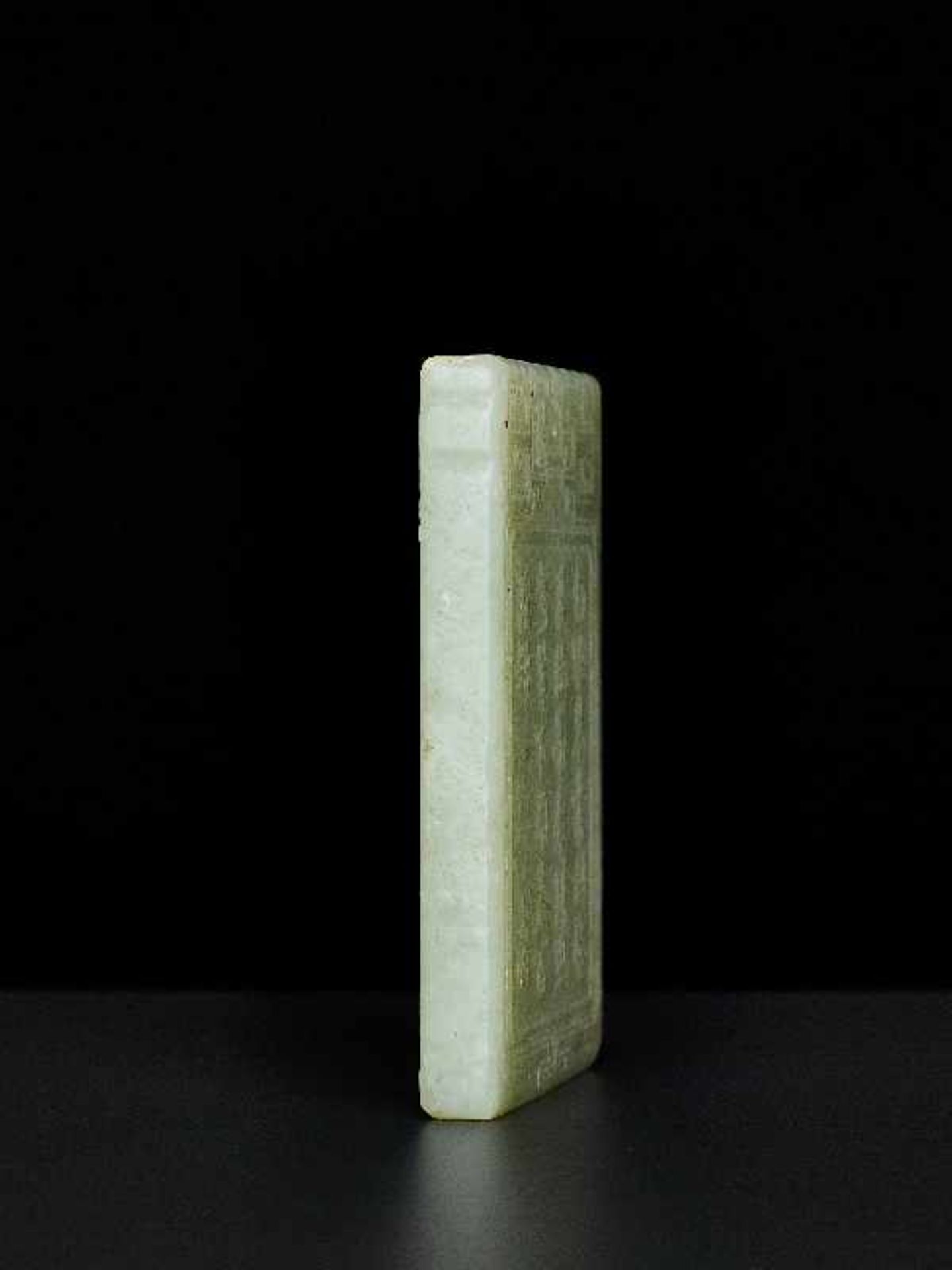 ANHÄNGER MIT LANGLEBENS-SYMBOLIK Jade. China, ca. Qing-Dynastie, 19. – Anfang 20. Jh. Graugrüne - Image 4 of 4