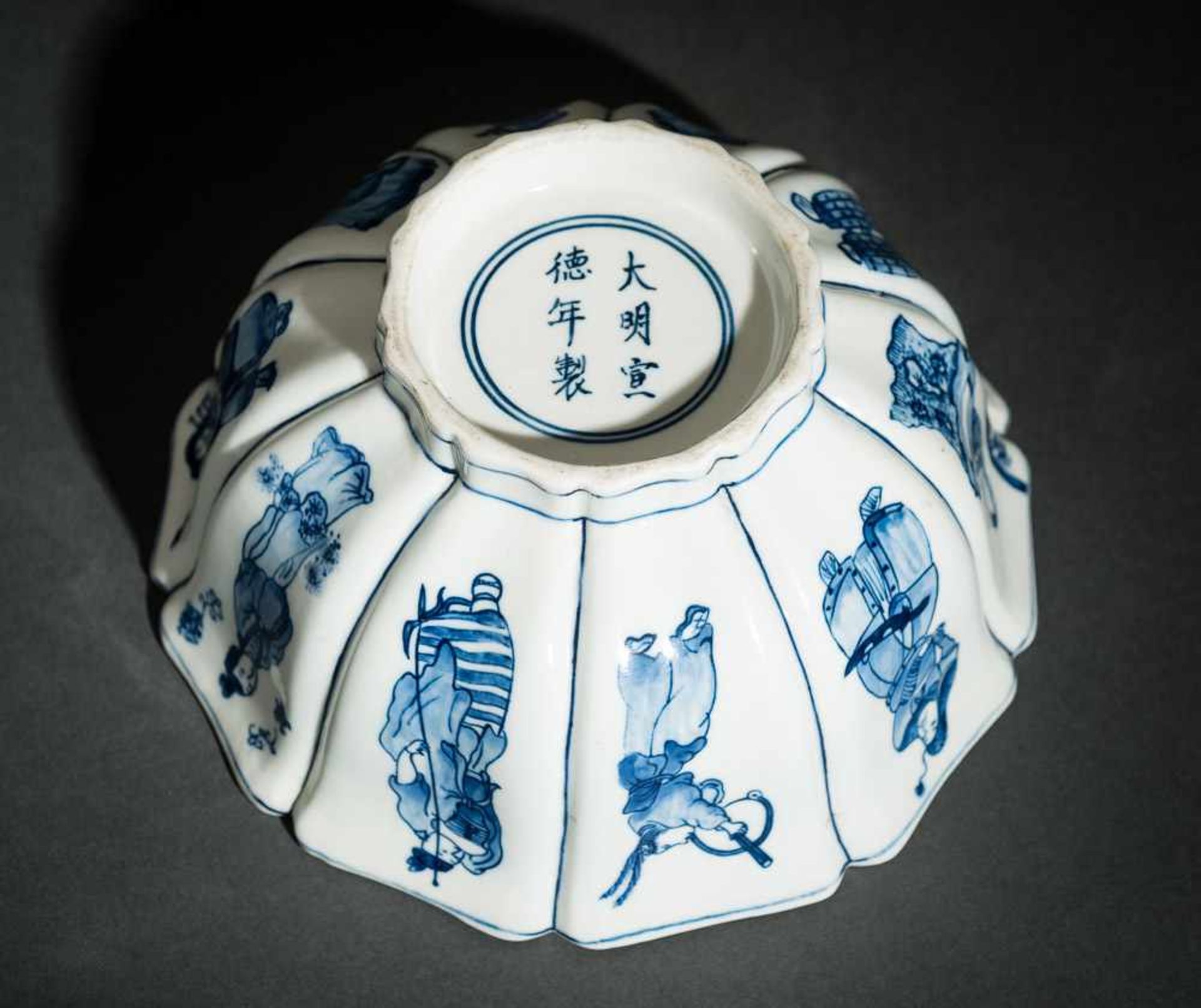 TIEFE SCHALE MIT FIGUREN UND BLÜTEN Blauweißes Porzellan. China, Zehnfach gelappte tiefe Schale, die - Image 8 of 8