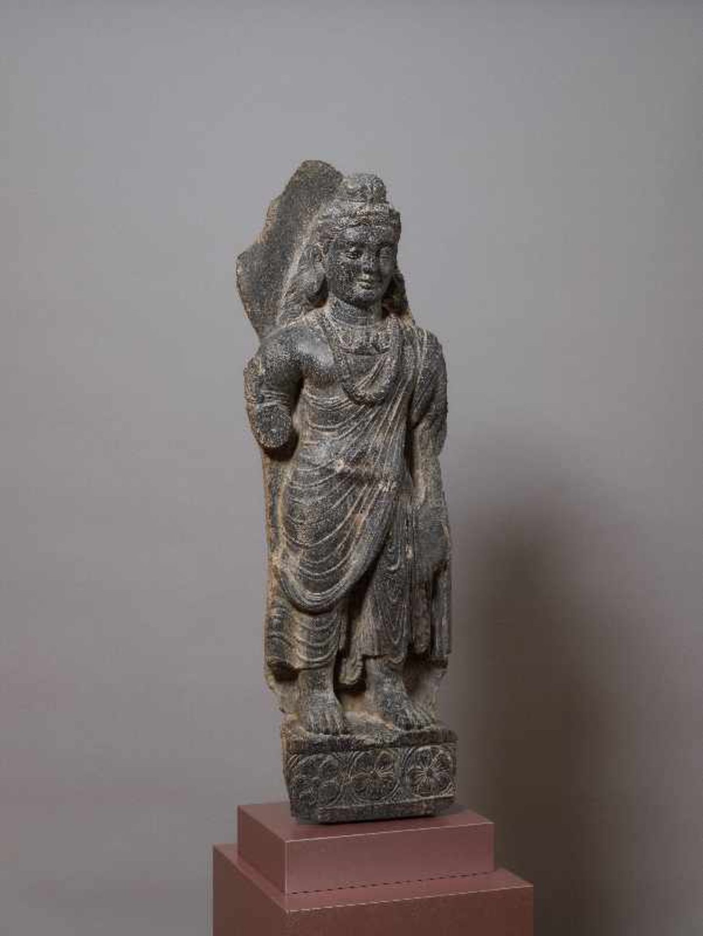 GROSSE SKULPTUR DES BODHISATTVA MAITREYAGrauer Schiefer. Gandhara, 3. bis 4. Jh. Sehr - Image 3 of 6