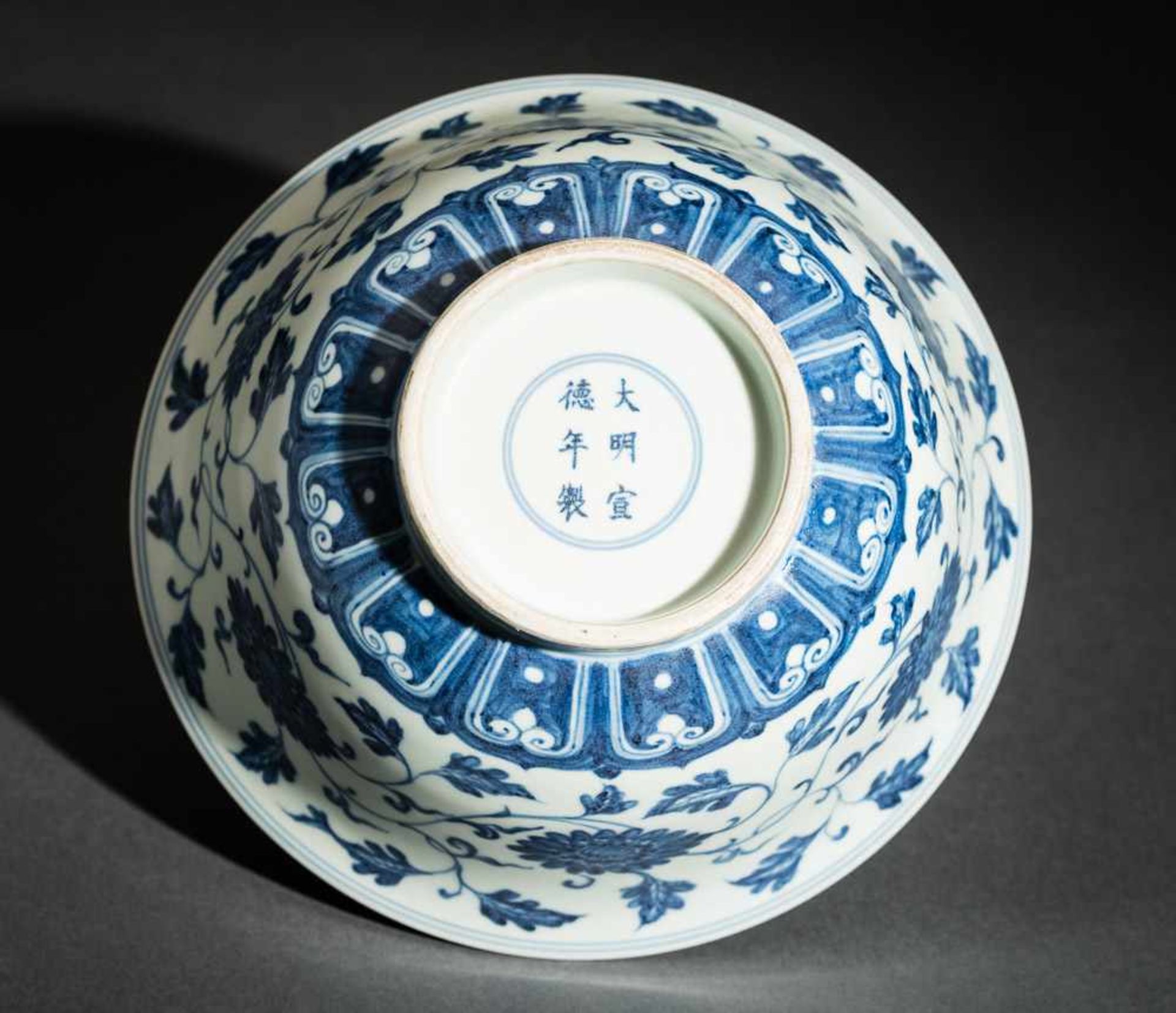 TIEFE SCHALE MIT CHRYSANTHEMEN Blauweißes Porzellan. China, Geschweifte Wandung, auf dem geraden Fuß - Image 4 of 4