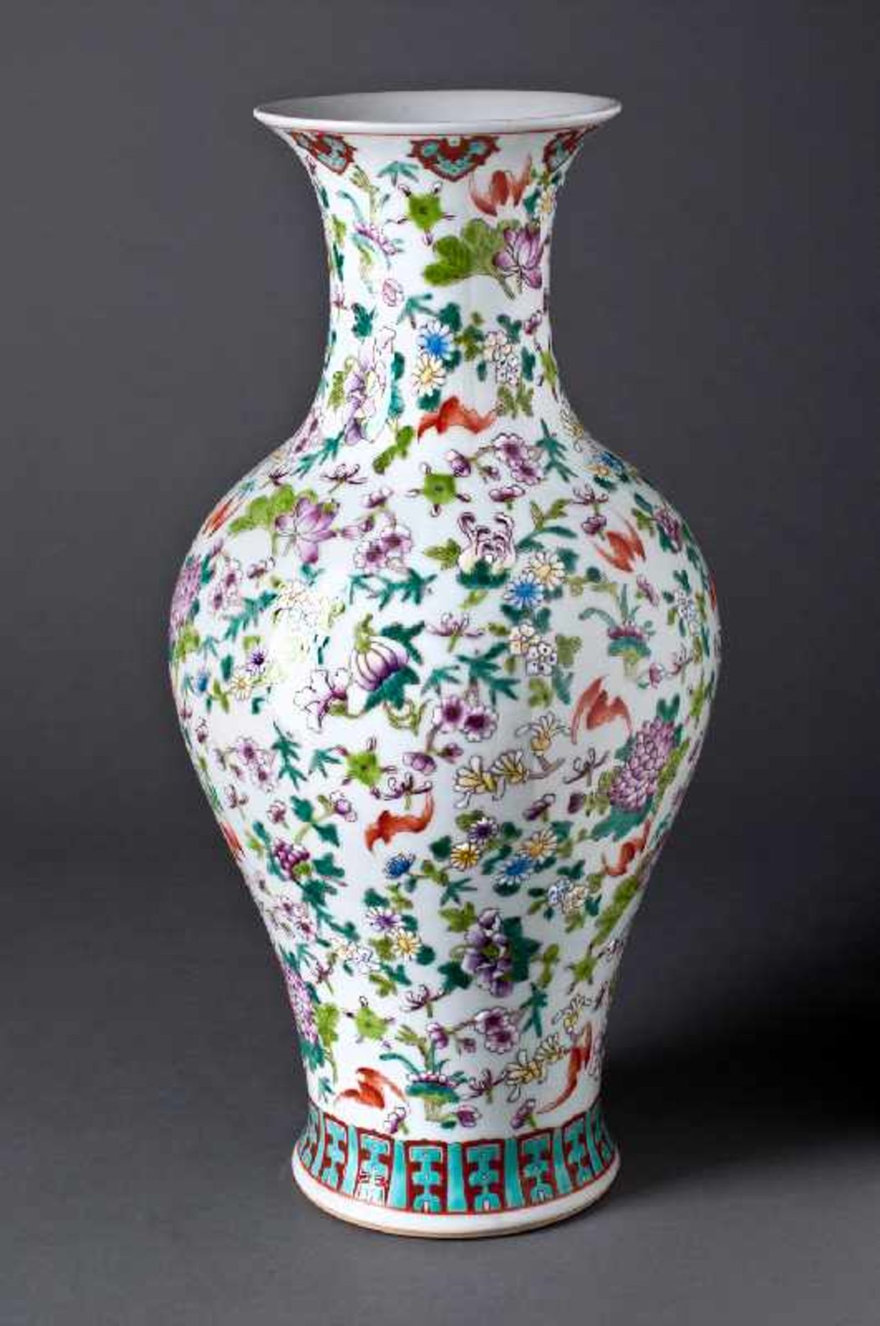 GROßE VASE MIT BLÜTEN UND FLEDERMÄUSENPorzellan mit Emailfarben. China, Bodenmarke Guangxu, 1874 - - Image 2 of 7