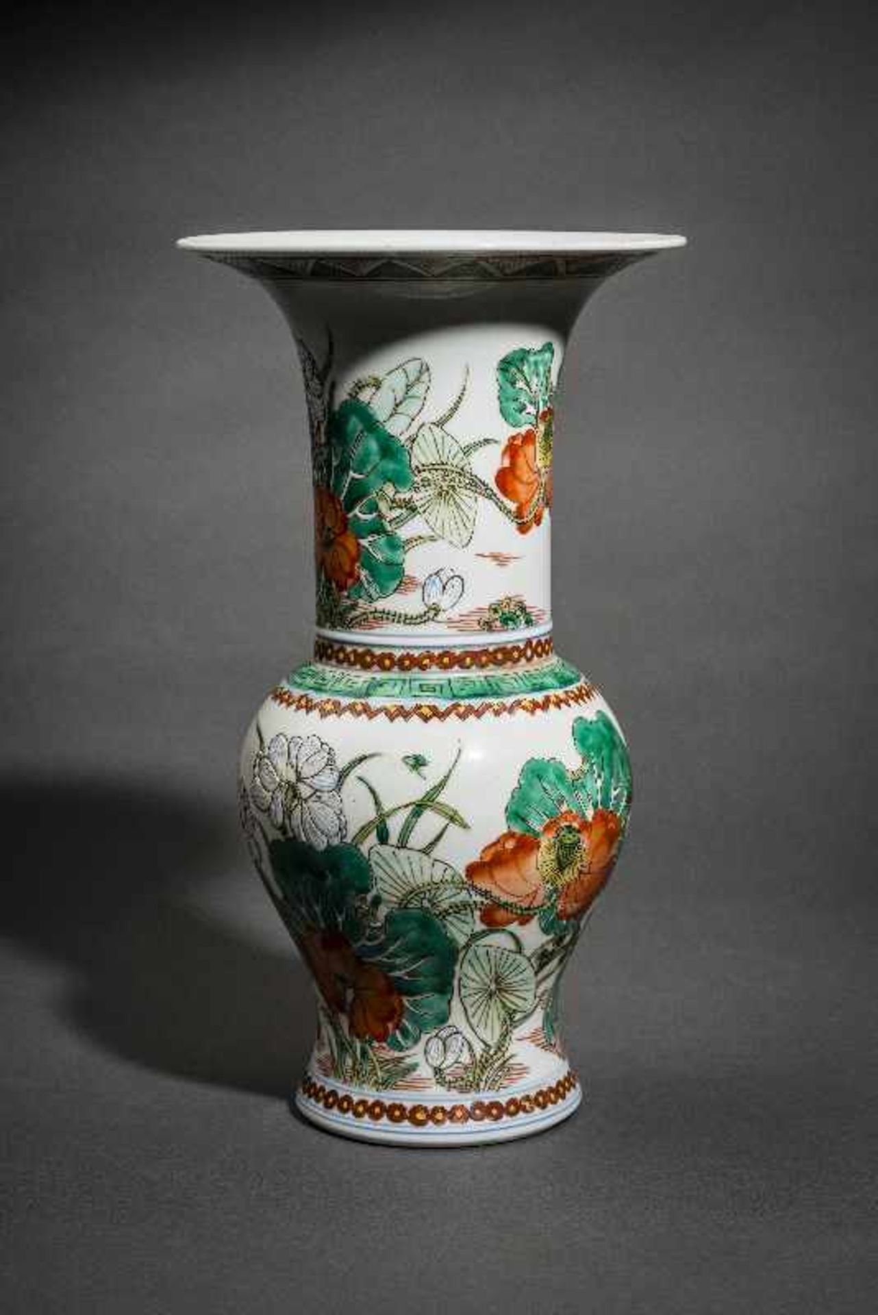 VASE MIT LOTUS UND KRANICHEN Porzellan mit Emailfarben. China, Balusterform mit betont großem