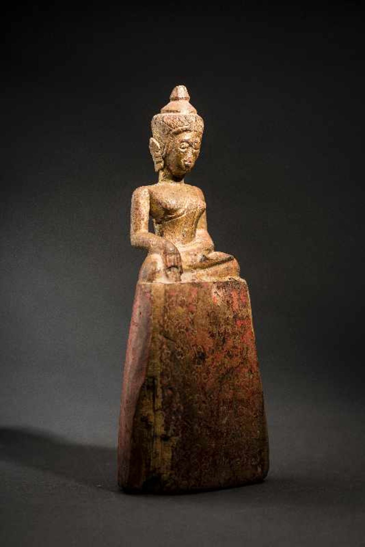 BUDDHA AUF HOHEM THRON MIT INSCHRIFT Holz, Lack und Vergoldung. Burma, Shan, 18. bis 19. Jh. Sehr - Image 3 of 4