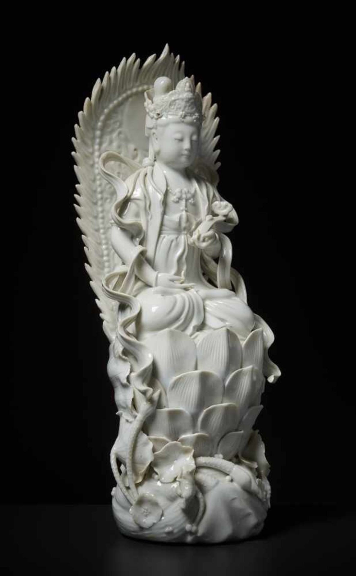 THRONENDE GÖTTIN GUANYIN Blanc de Chine-Porzellan. China, Dehua, Republik Eine besonders anmutige - Bild 3 aus 6