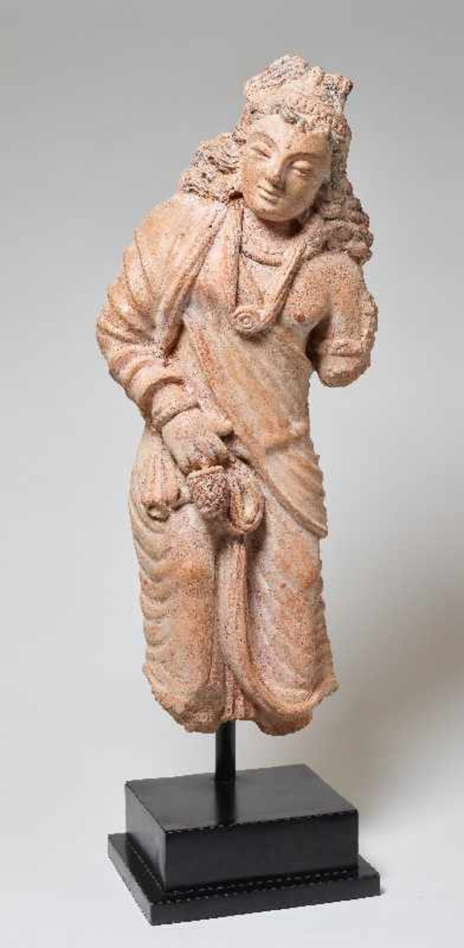 STEHENDER BODHISATTVA MIT WALLENDEM HAARRötliche Terrakotta. Gandhara, ca. 4. bis 5. Jh. TL-getestet