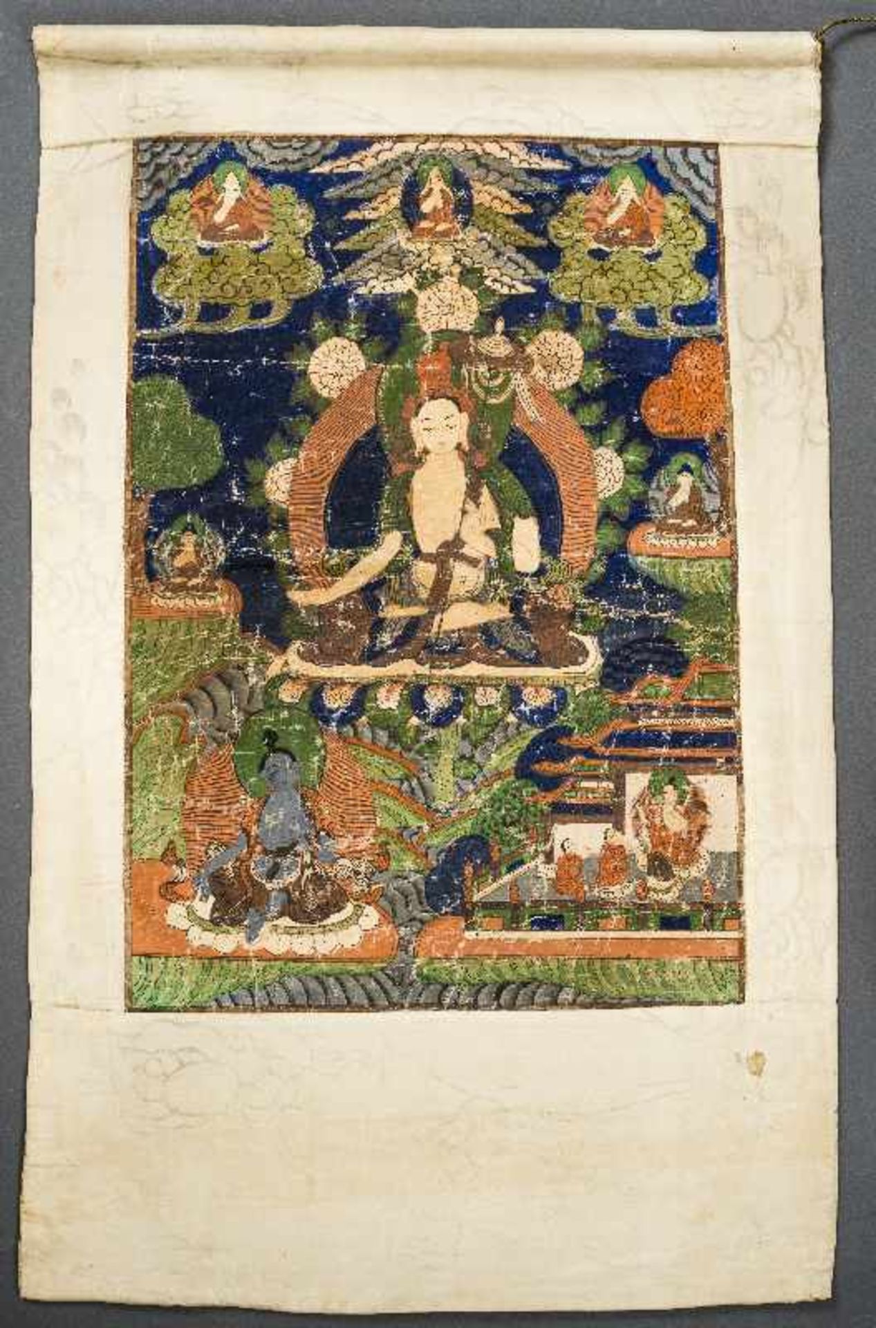 DER BODHISATTVA SITATAPATRAThangka-Malerei auf Gewebe. Tibet, ca. 1. H. 20. Jh. Sitatapatra nimmt - Image 3 of 3