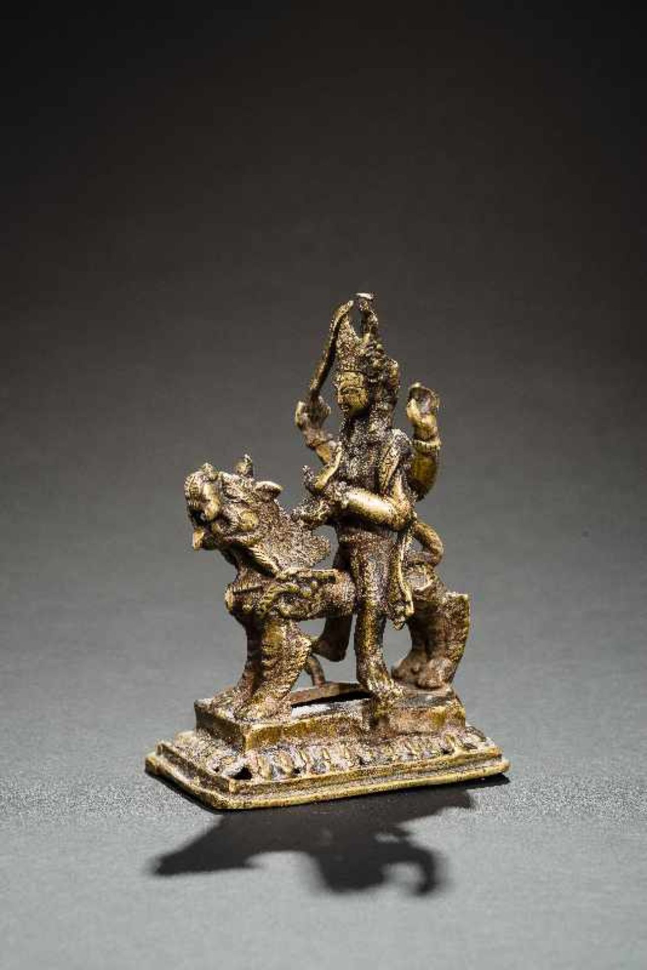 GOTTHEIT (BODHISATTVA) MIT SCHWERT AUF LÖWEN Gelbe Bronze. Nepal, 19. bis 20. Jh. Auf rechteckigem - Image 2 of 6